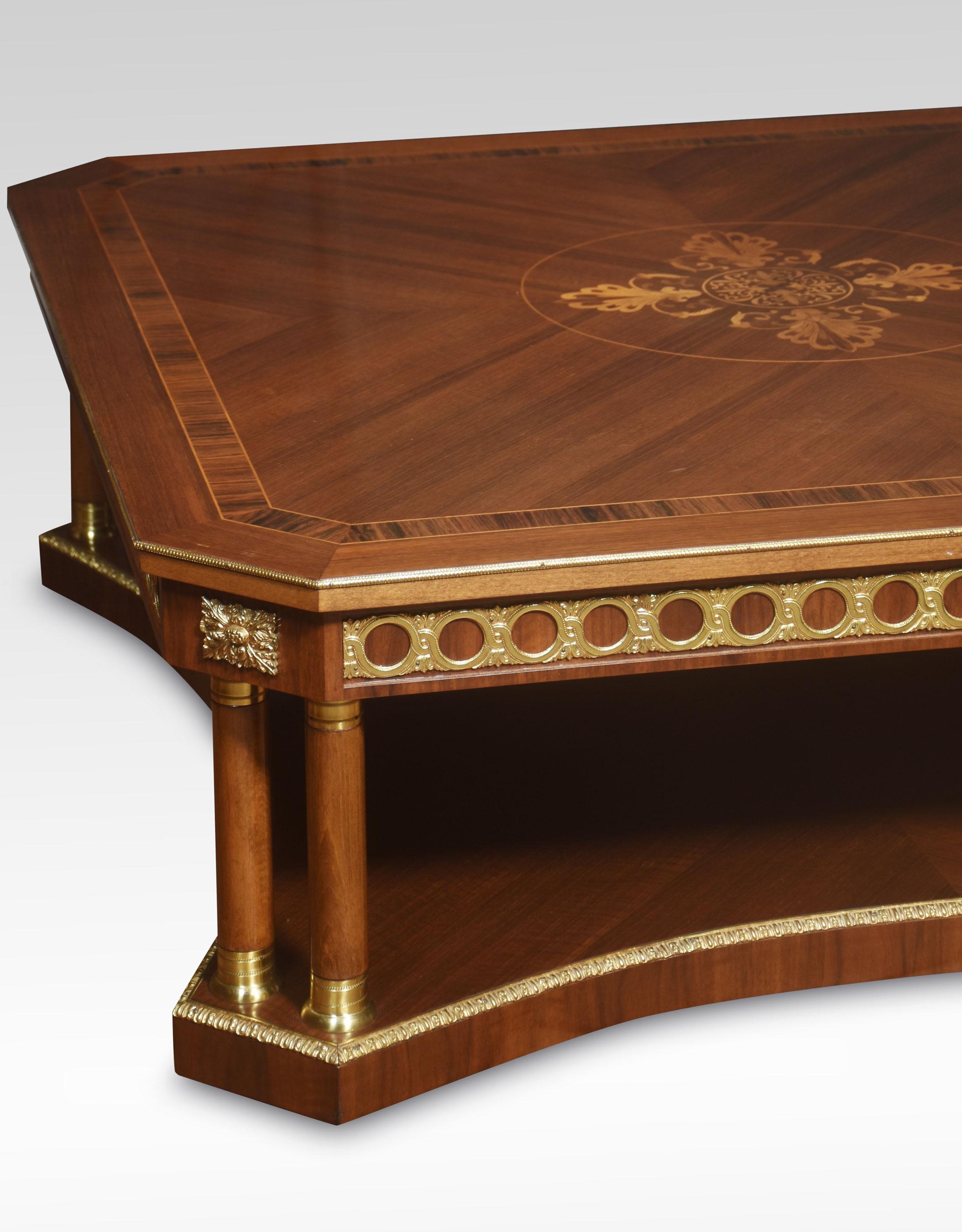 20ième siècle Grande table basse de style Louis XVI en vente