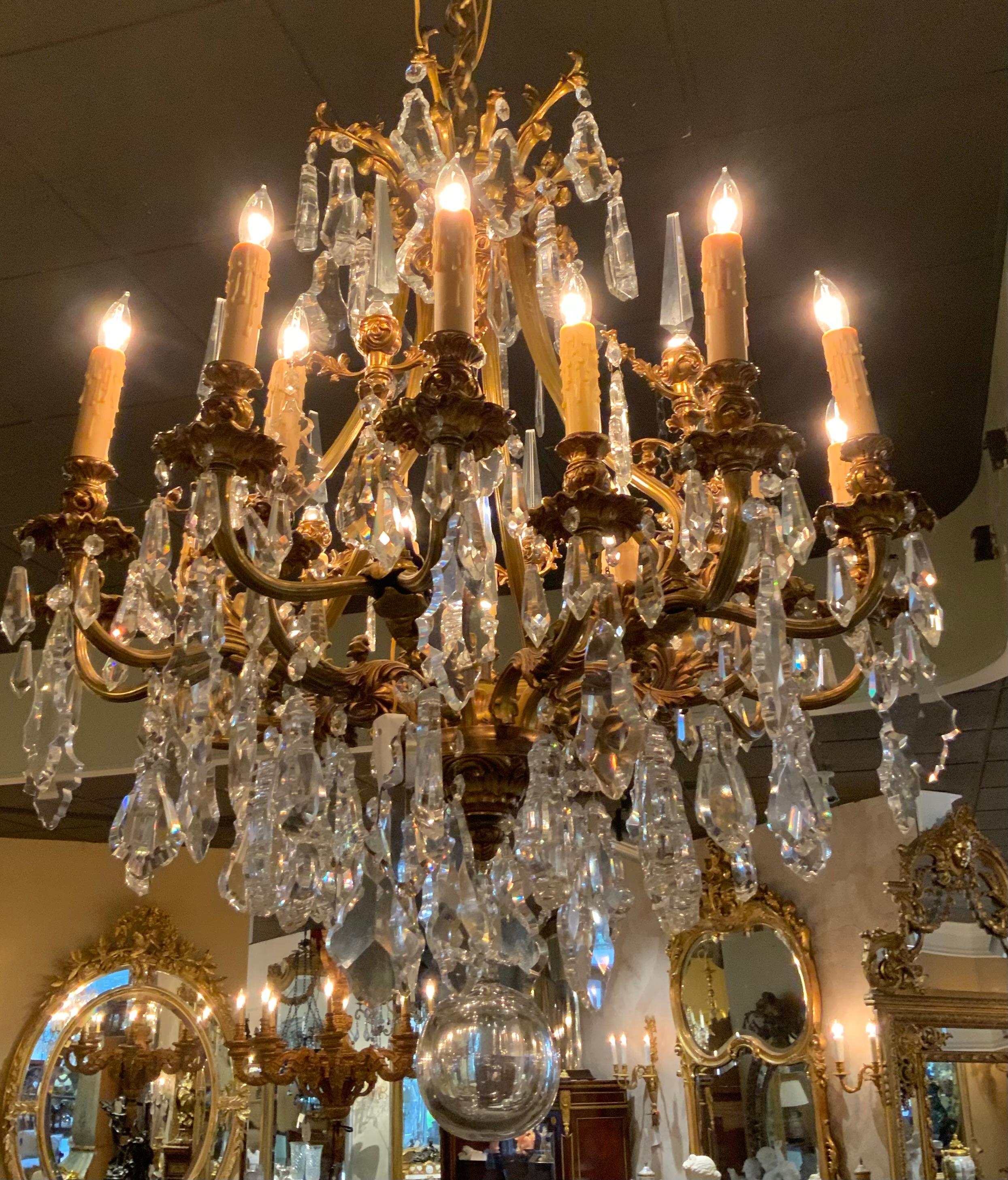 Grandi bracci in bronzo fuso impreziosiscono questa esuberante lampada
Apparecchio con 18 bracci scorrevoli con luci. Il bronzo
Le braccia si aprono ad arco con una forma aggraziata e piena.
Braccia che reggono grandi cristalli. Il cablaggio è buono