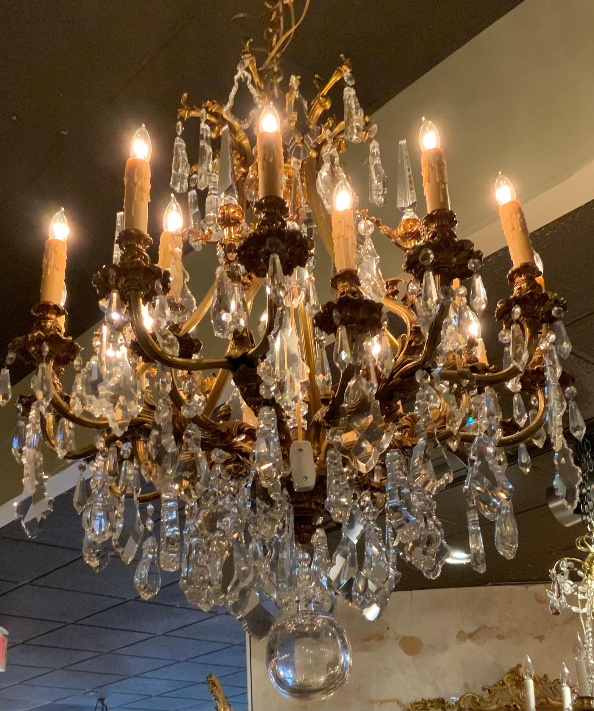 Francese Grande lampadario in cristallo e bronzo in stile Luigi XVI in vendita