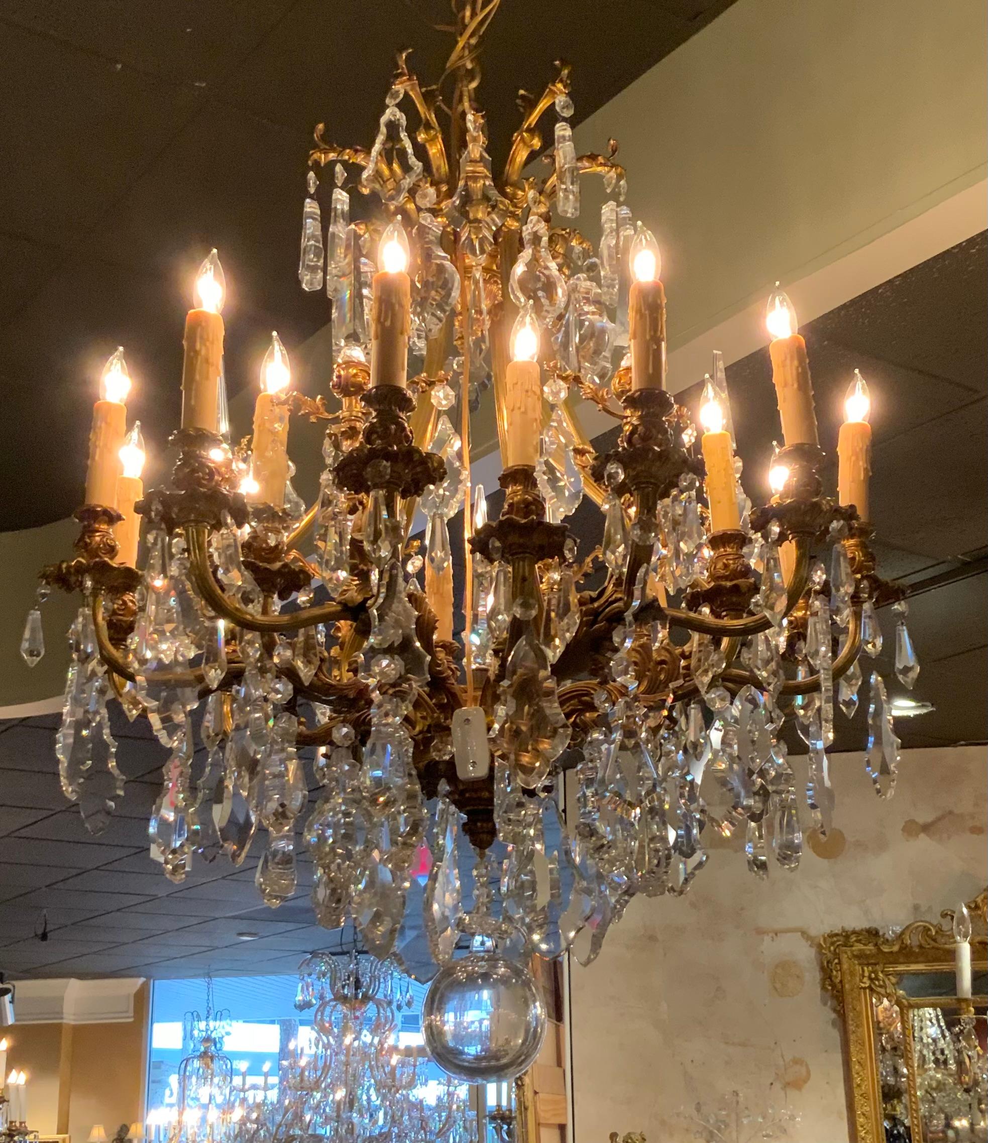 Grande lampadario in cristallo e bronzo in stile Luigi XVI In condizioni ottime in vendita a Houston, TX