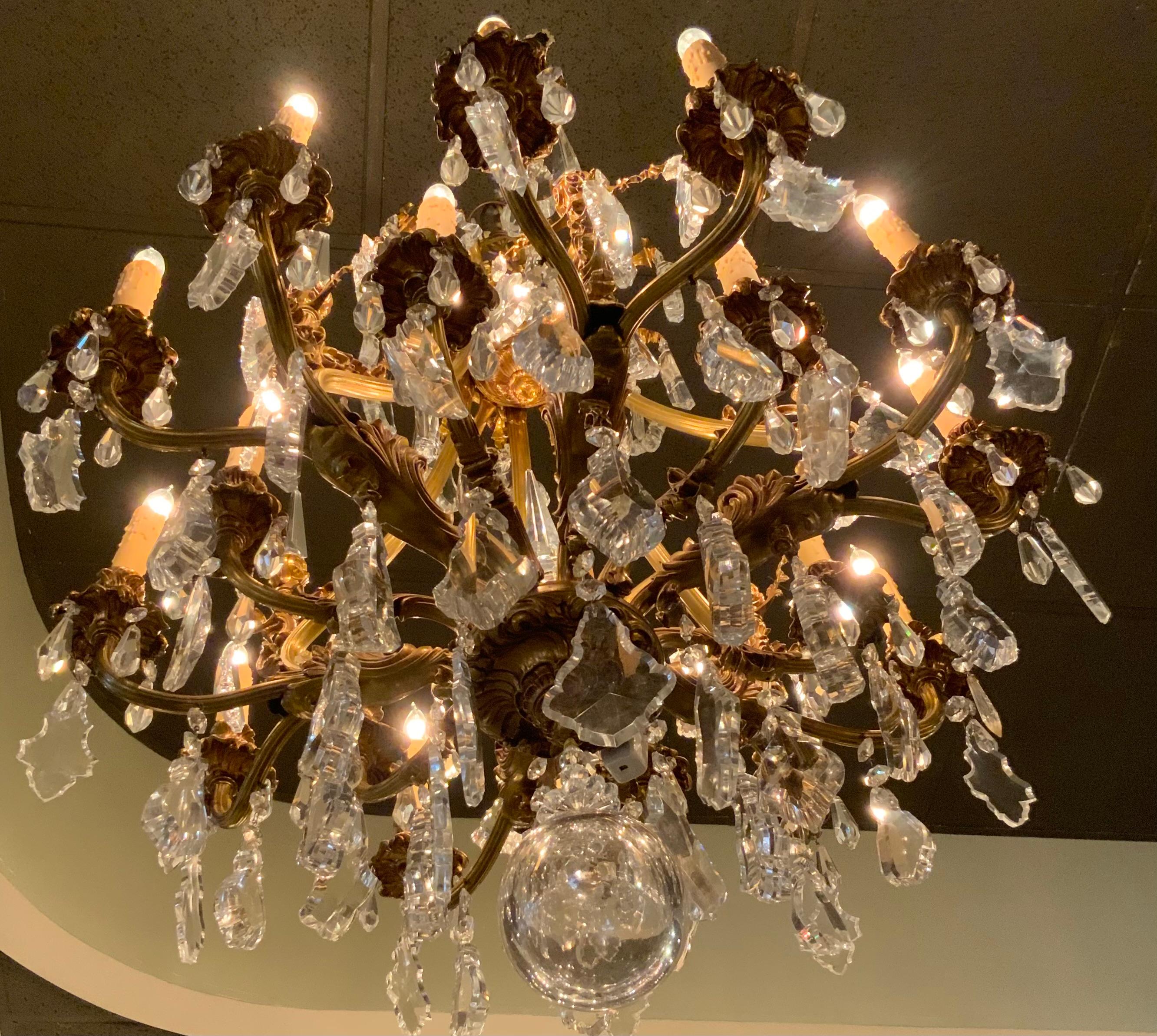 Grande lampadario in cristallo e bronzo in stile Luigi XVI in vendita 1