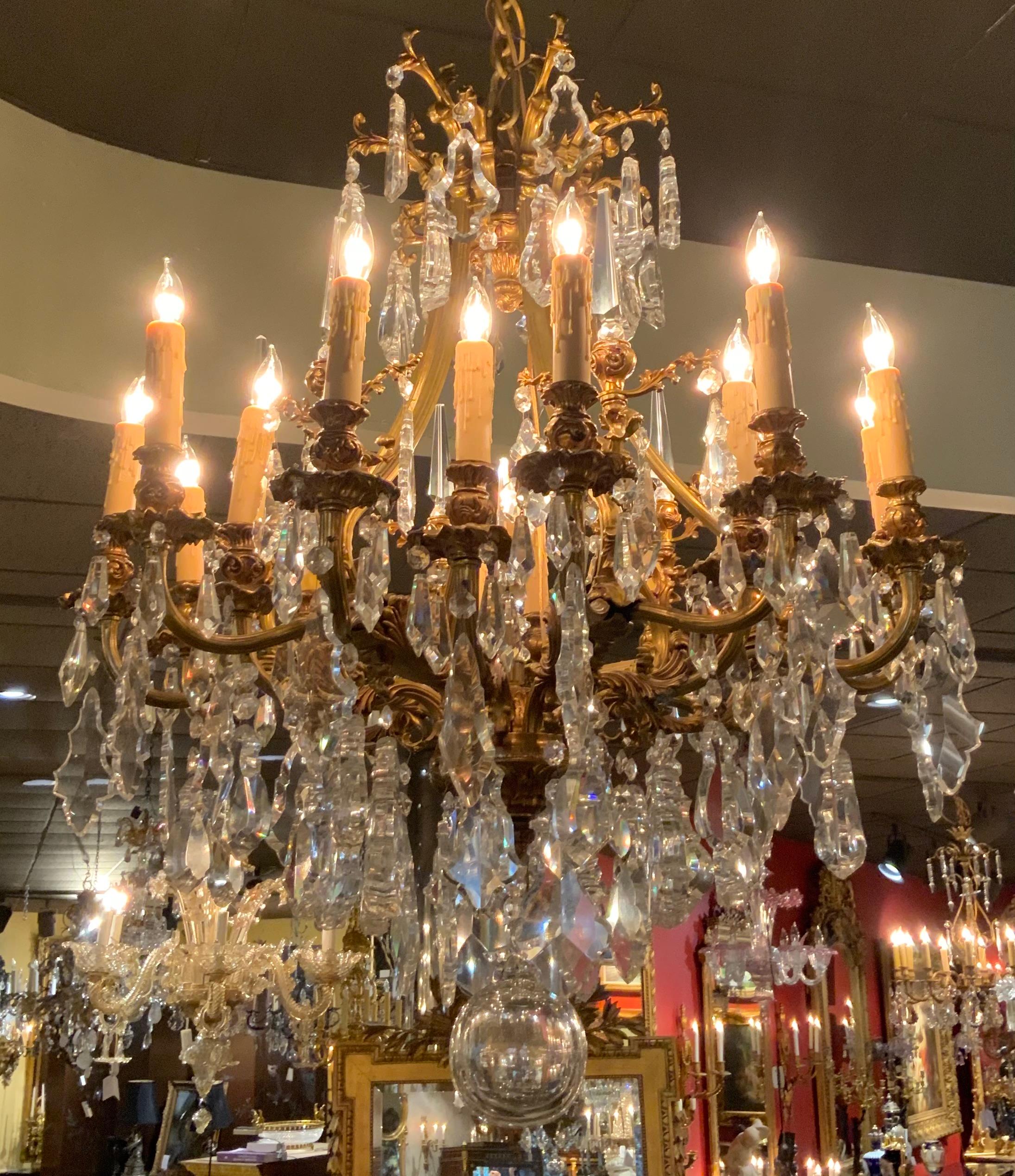 Grande lampadario in cristallo e bronzo in stile Luigi XVI in vendita 2