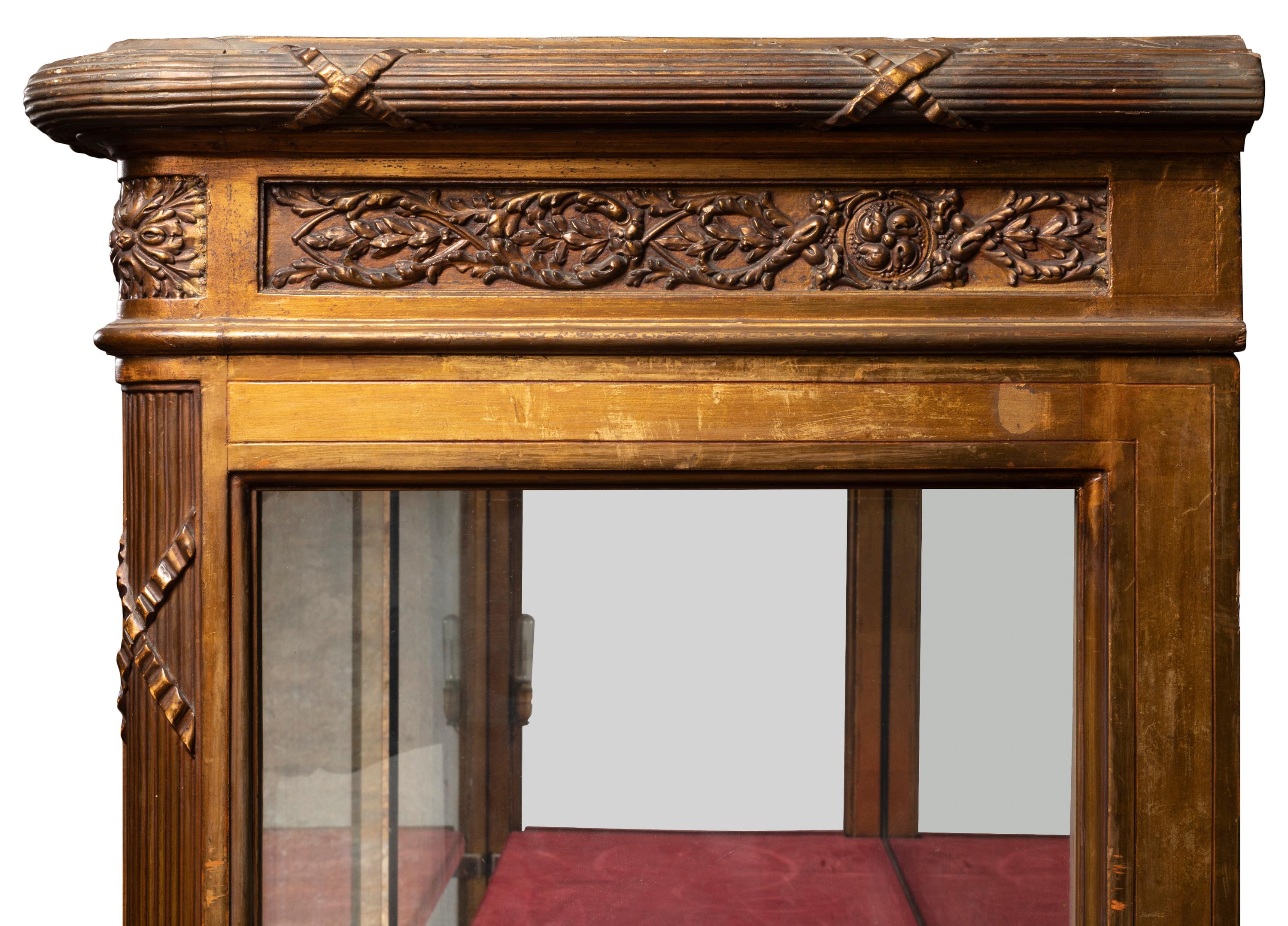 Gran Vitrina Estilo Luis XVI, Detalles Tallados con Acabado Dorado Pintado a mano en venta