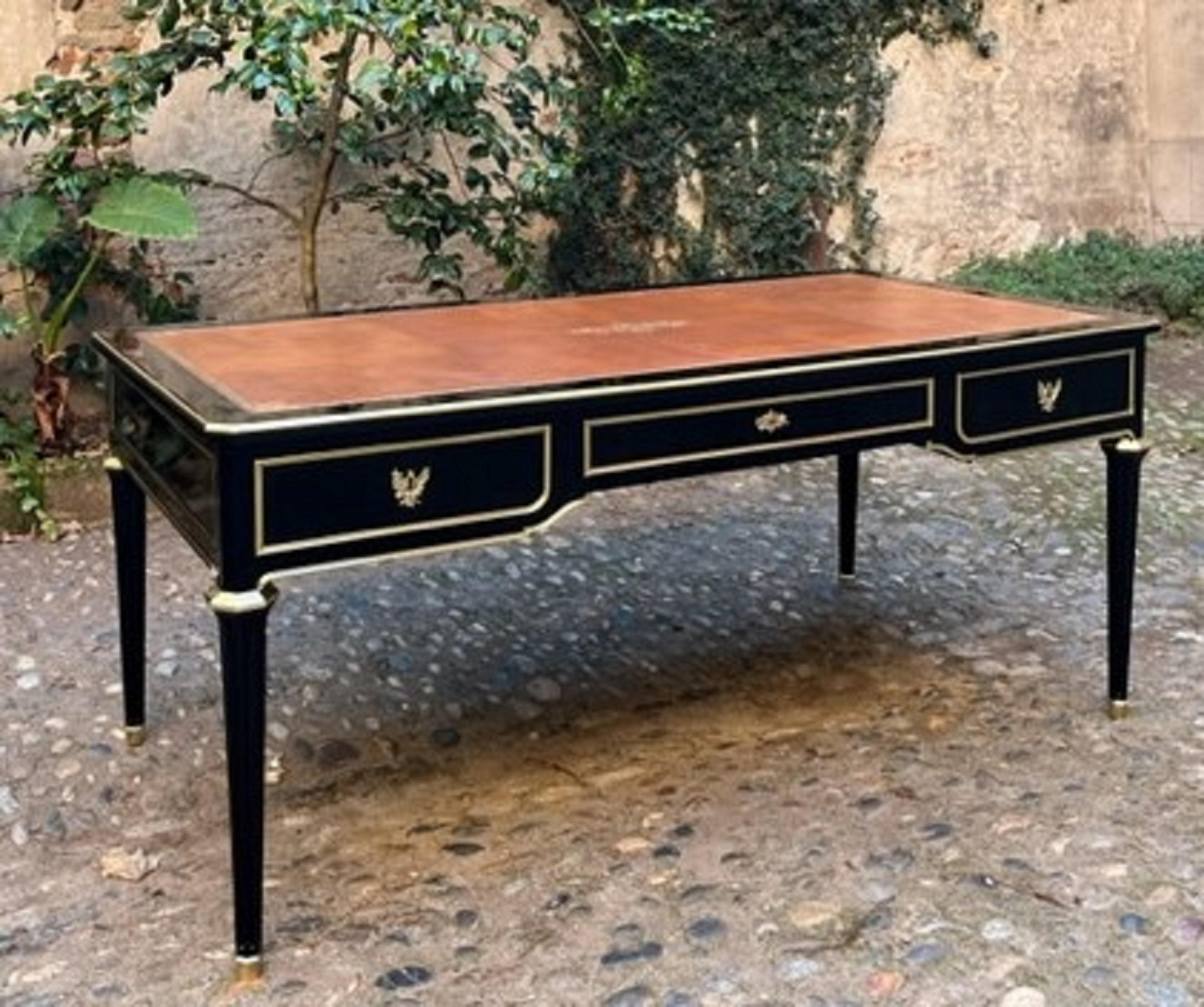 Elegant large desk (double-sided)
Louis XVI style, 19th century period.
Ornamentation of gilded brass (Ingot mold, drawer frames and highlighted nets).
Leather upholstery in very good condition.
Three belt drawers.