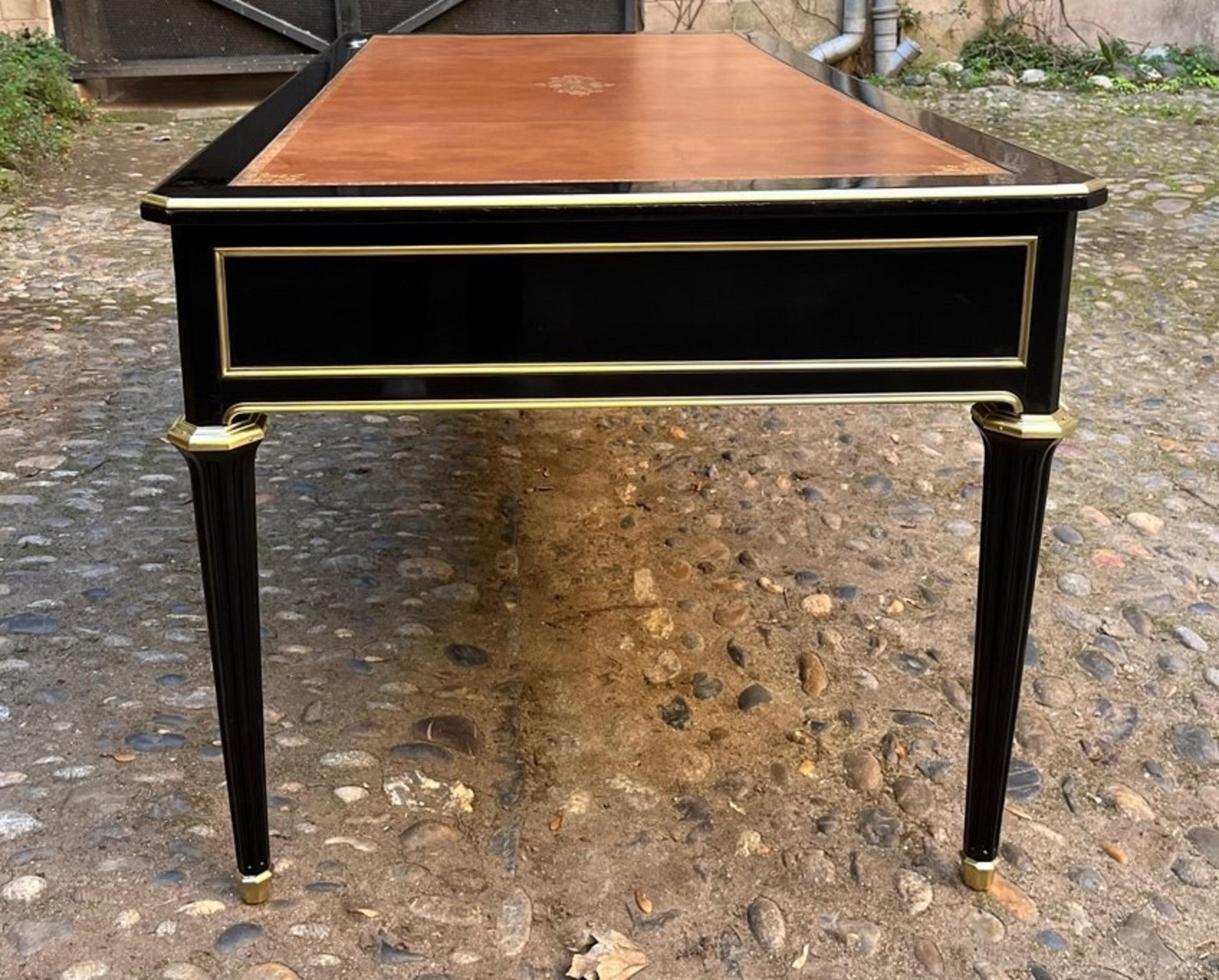 Large Louis XVI Style Flat Desk In Excellent Condition In TOULOUSE, FR