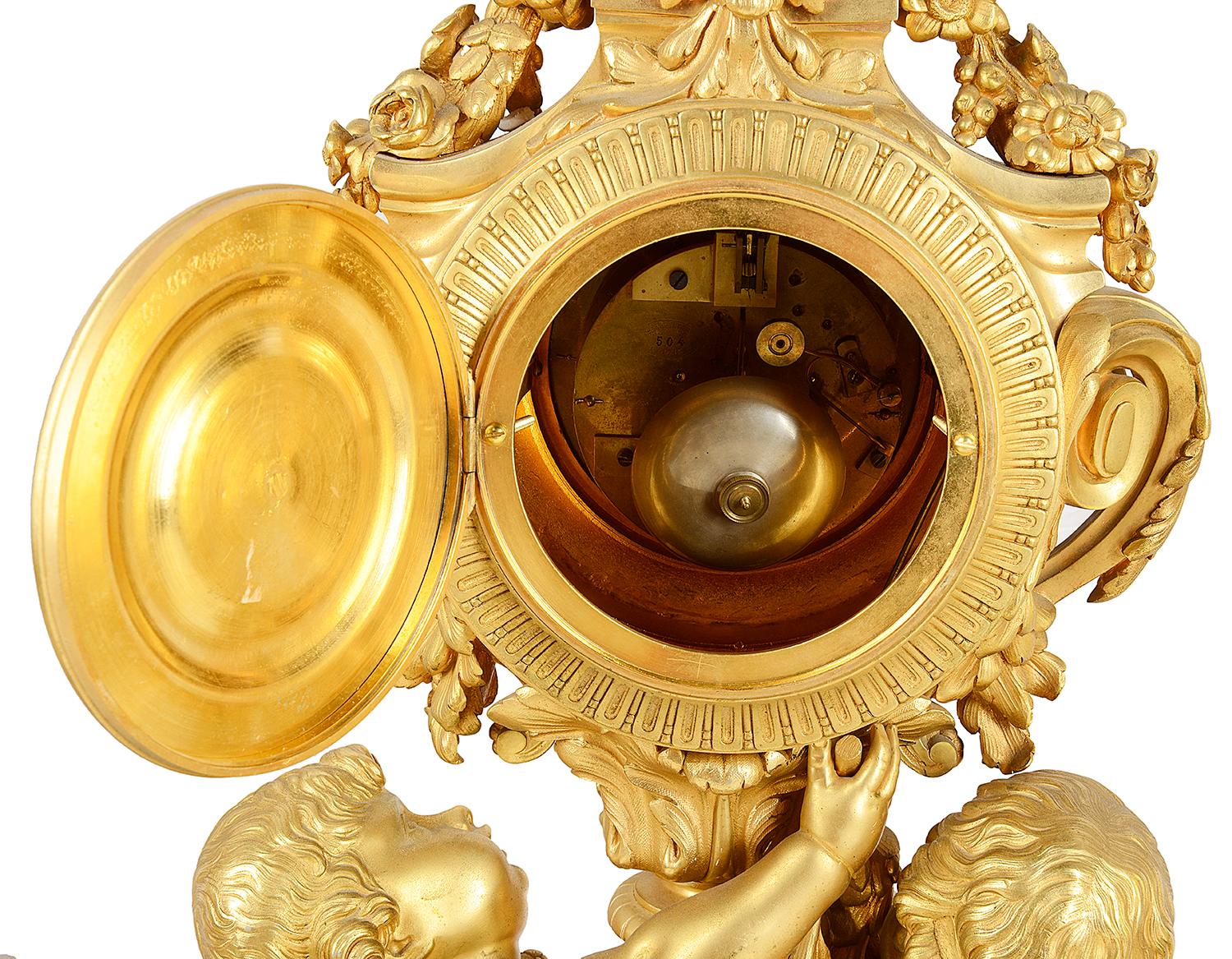 Grande garniture d'horloge dorée de style Louis XVI en vente 4