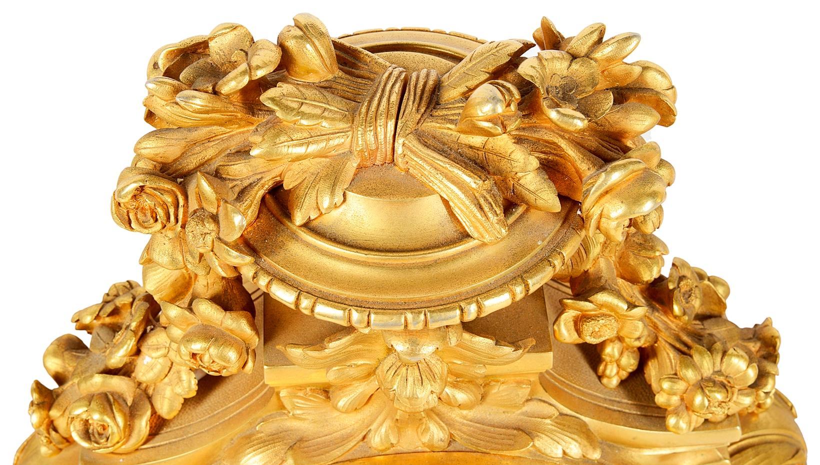 Grande garniture d'horloge dorée de style Louis XVI en vente 5