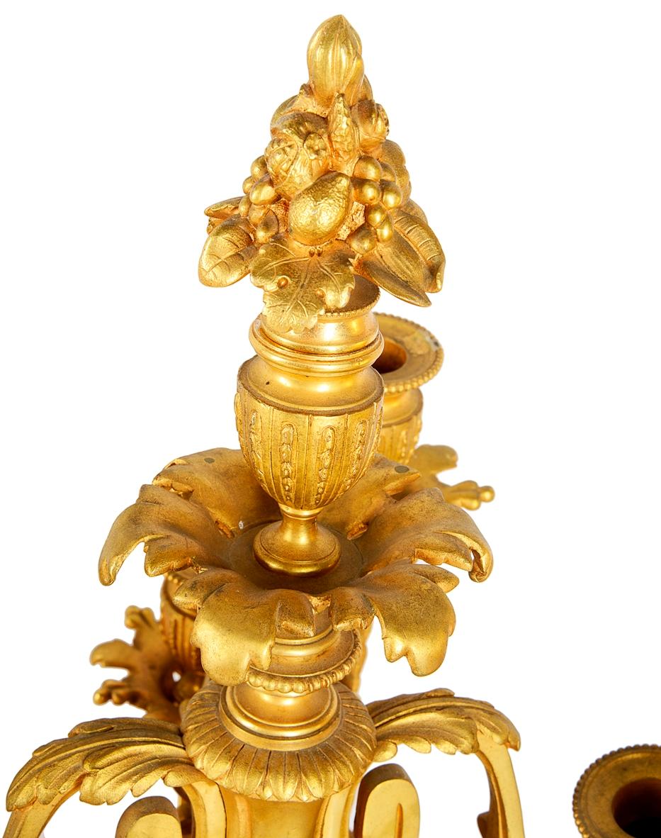 Grande garniture d'horloge dorée de style Louis XVI en vente 6