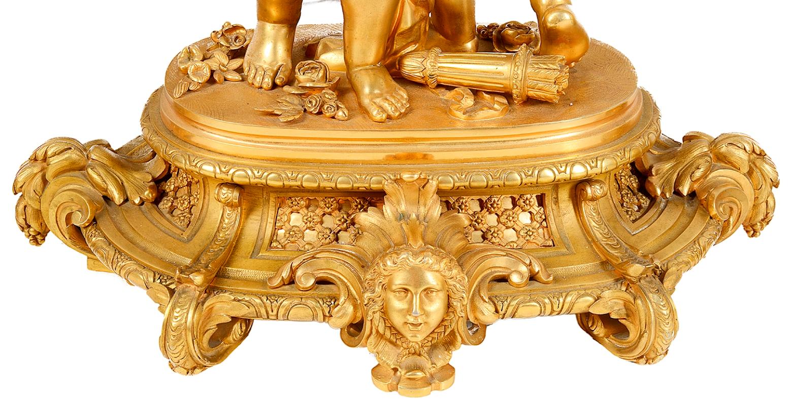 Bronze doré Grande garniture d'horloge dorée de style Louis XVI en vente