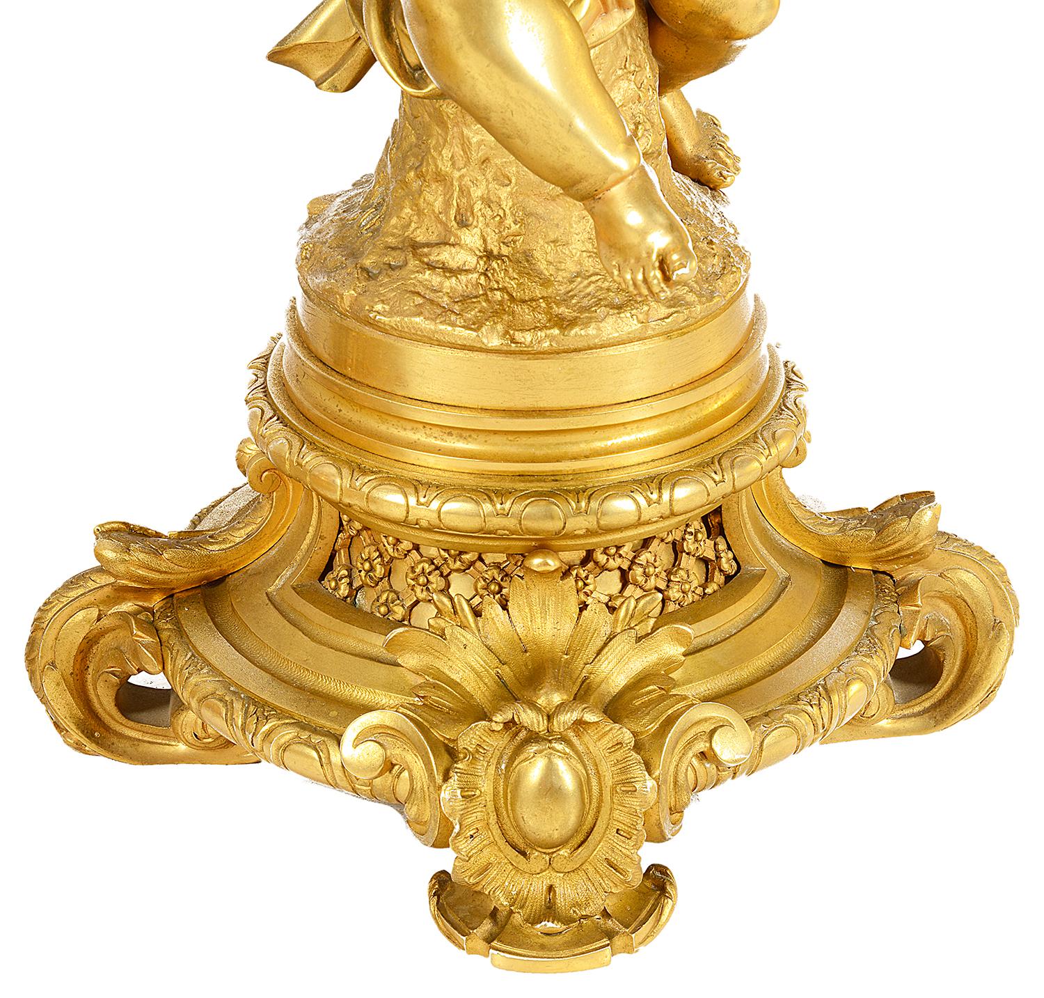 Grande garniture d'horloge dorée de style Louis XVI en vente 1
