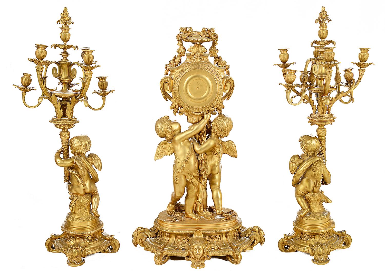 Grande garniture d'horloge dorée de style Louis XVI en vente 2