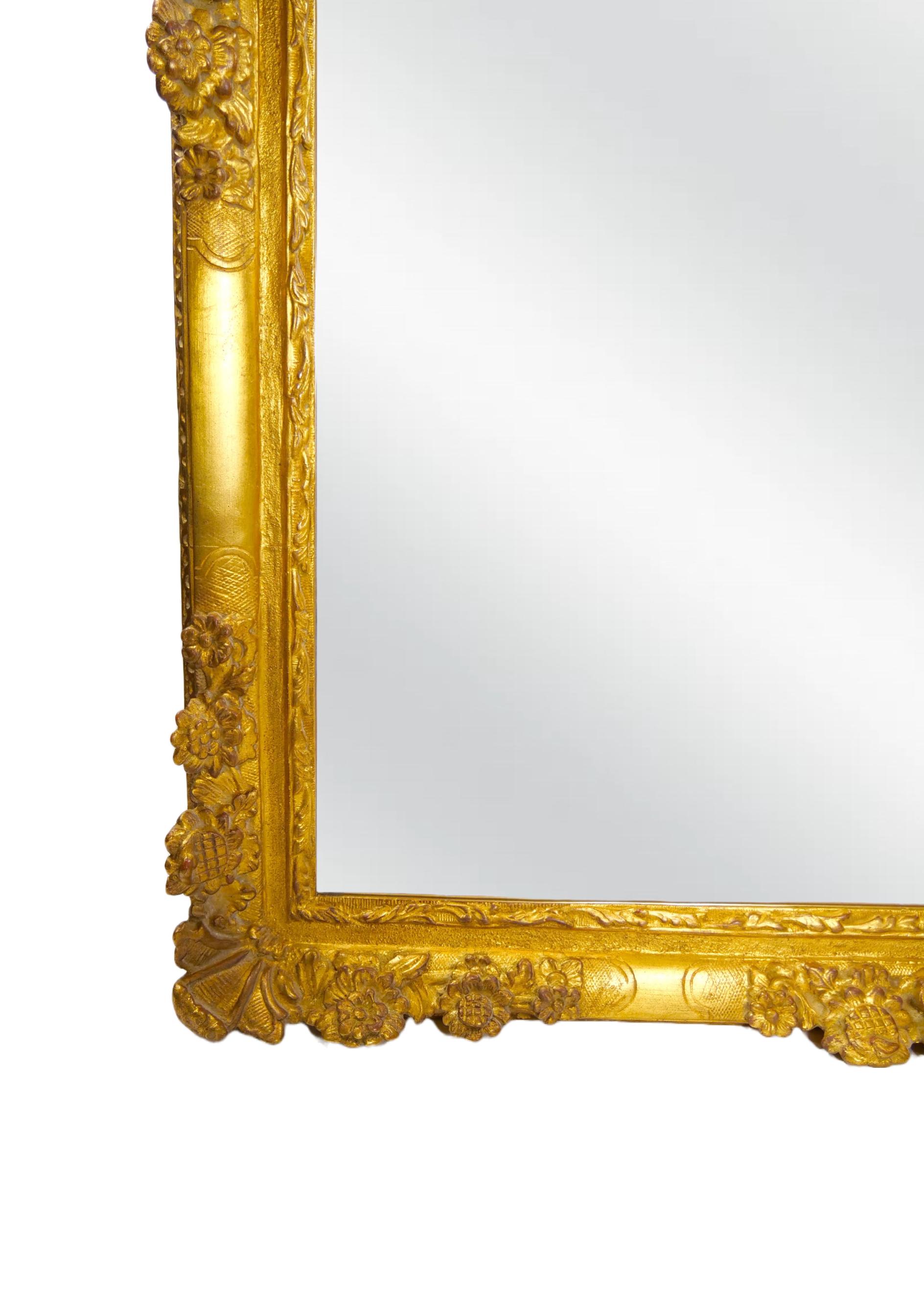 Sculpté à la main Grand miroir mural suspendu de style Louis XVI avec cadre en bois doré en vente