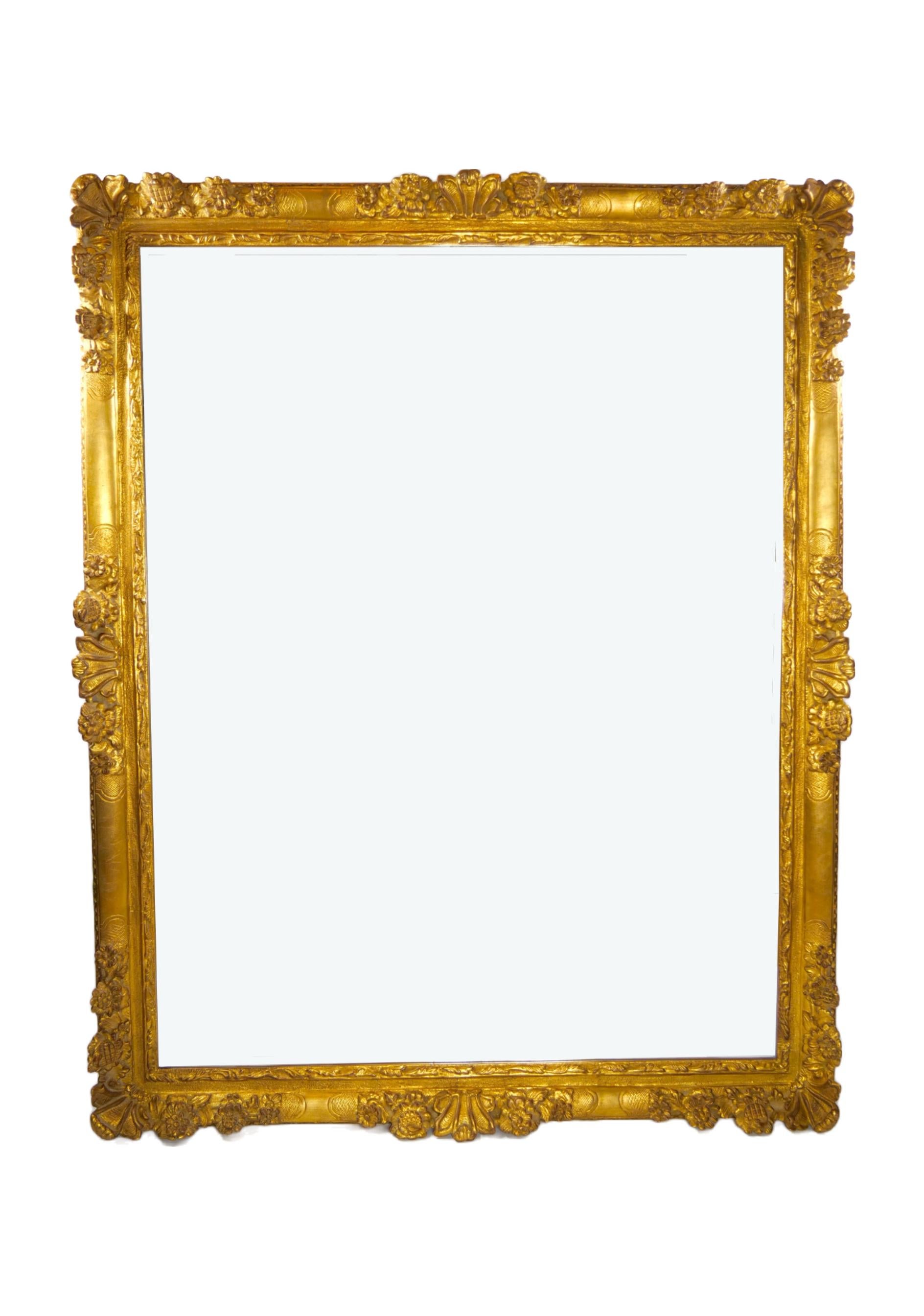 Grand miroir mural suspendu de style Louis XVI avec cadre en bois doré Bon état - En vente à Tarry Town, NY