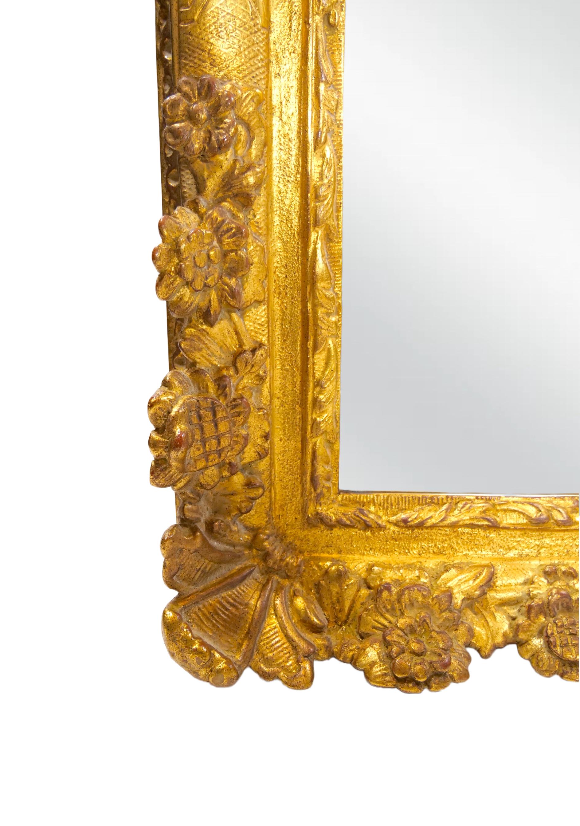 Grand miroir mural suspendu de style Louis XVI avec cadre en bois doré en vente 1