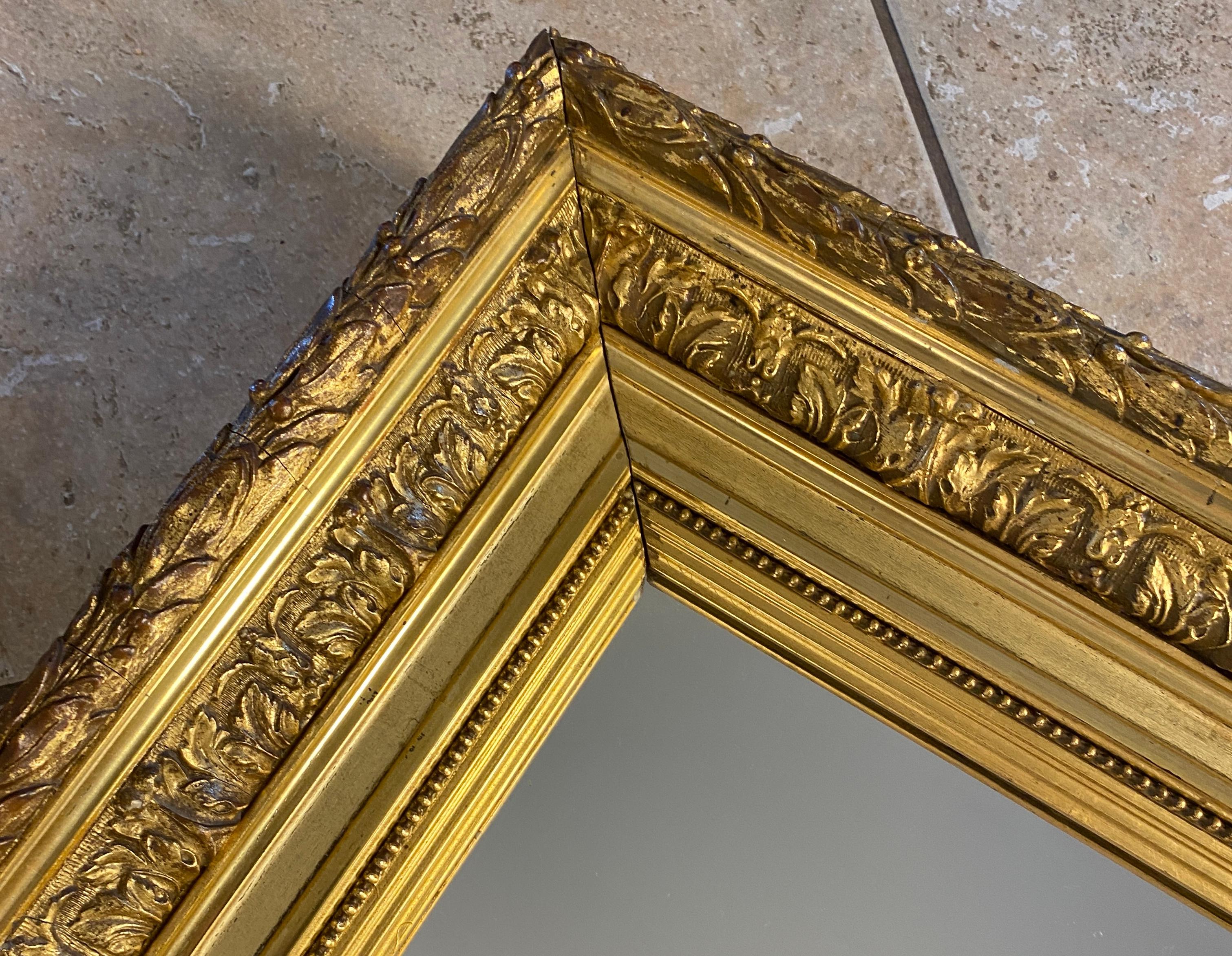 Großer Spiegel aus Giltwood im Louis XVI-Stil (Vergoldet) im Angebot