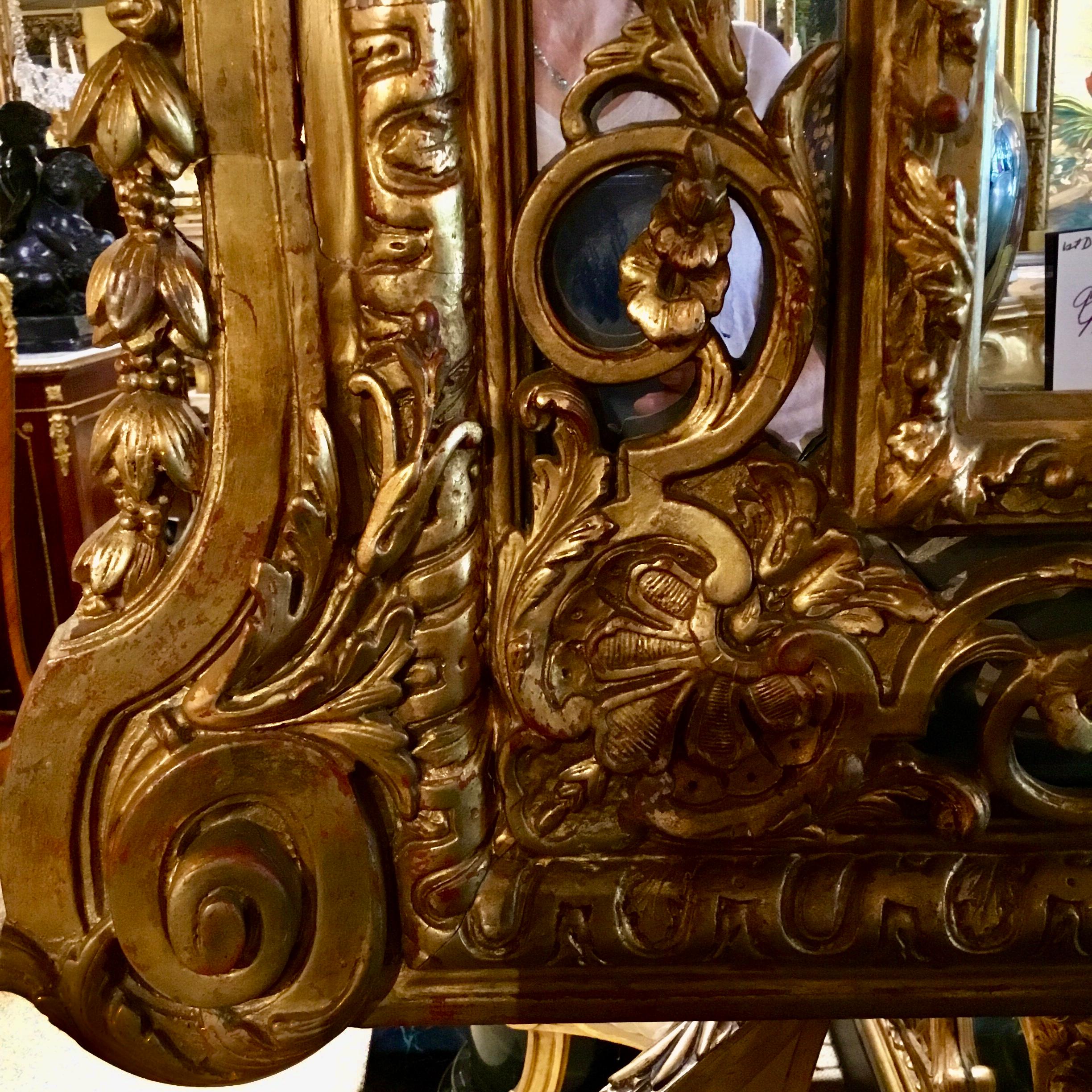 Großer Spiegel aus vergoldetem Holz im Stil Louis XVI. mit Maske der Minerva, 19. Jahrhundert im Angebot 10
