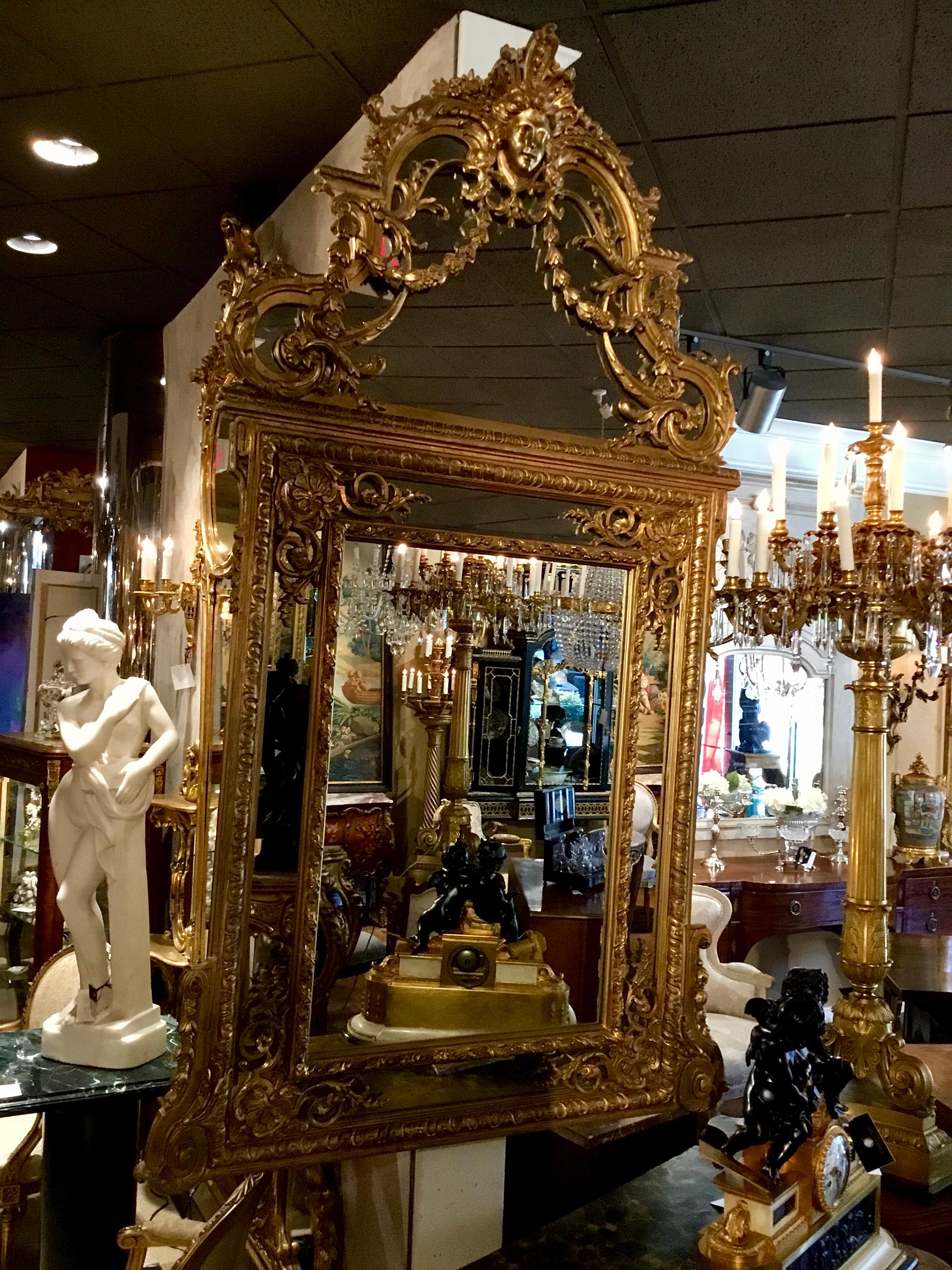 Large Louis XVI-Style Giltwood mirror With mask of Minerva, 19 th c. For Sale 12