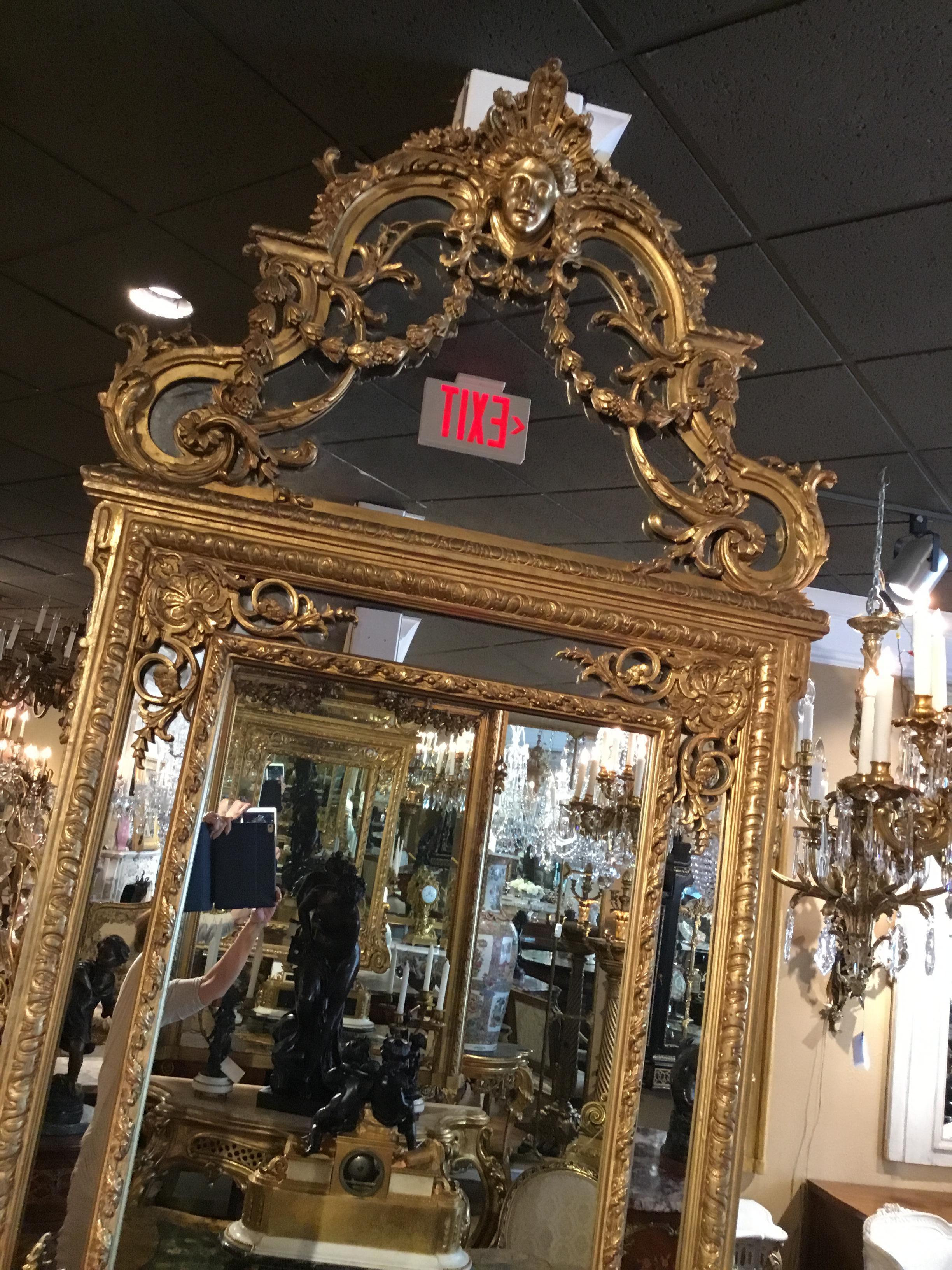 Großer Spiegel aus vergoldetem Holz im Stil Louis XVI. mit Maske der Minerva, 19. Jahrhundert im Zustand „Gut“ im Angebot in Houston, TX