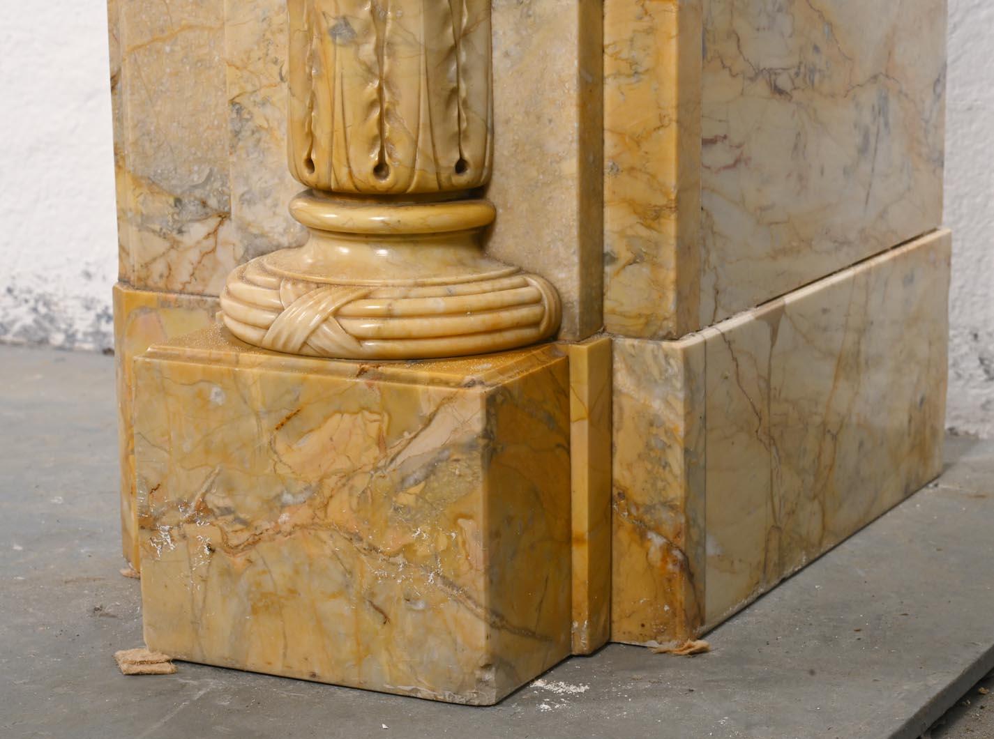 Großer Kaminsims im Louis-XVI.-Stil aus gelbem Siena-Marmor im Angebot 6