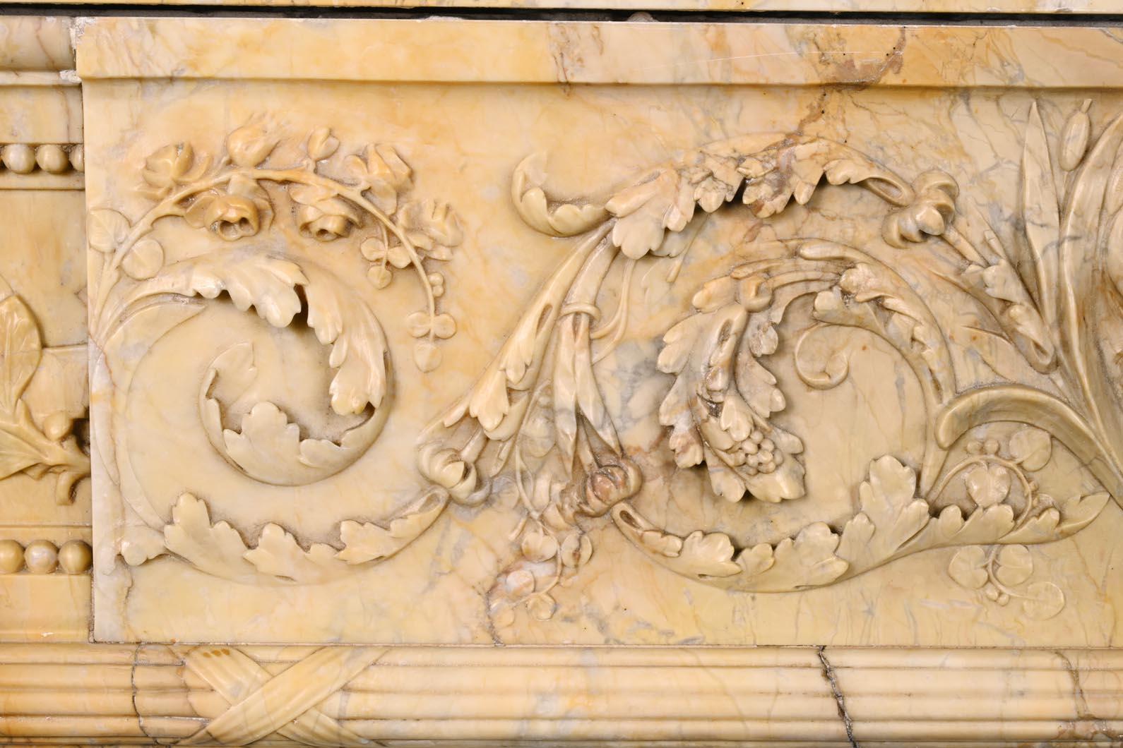 Sculpté à la main Grande cheminée de style Louis XVI en marbre jaune de Sienne en vente
