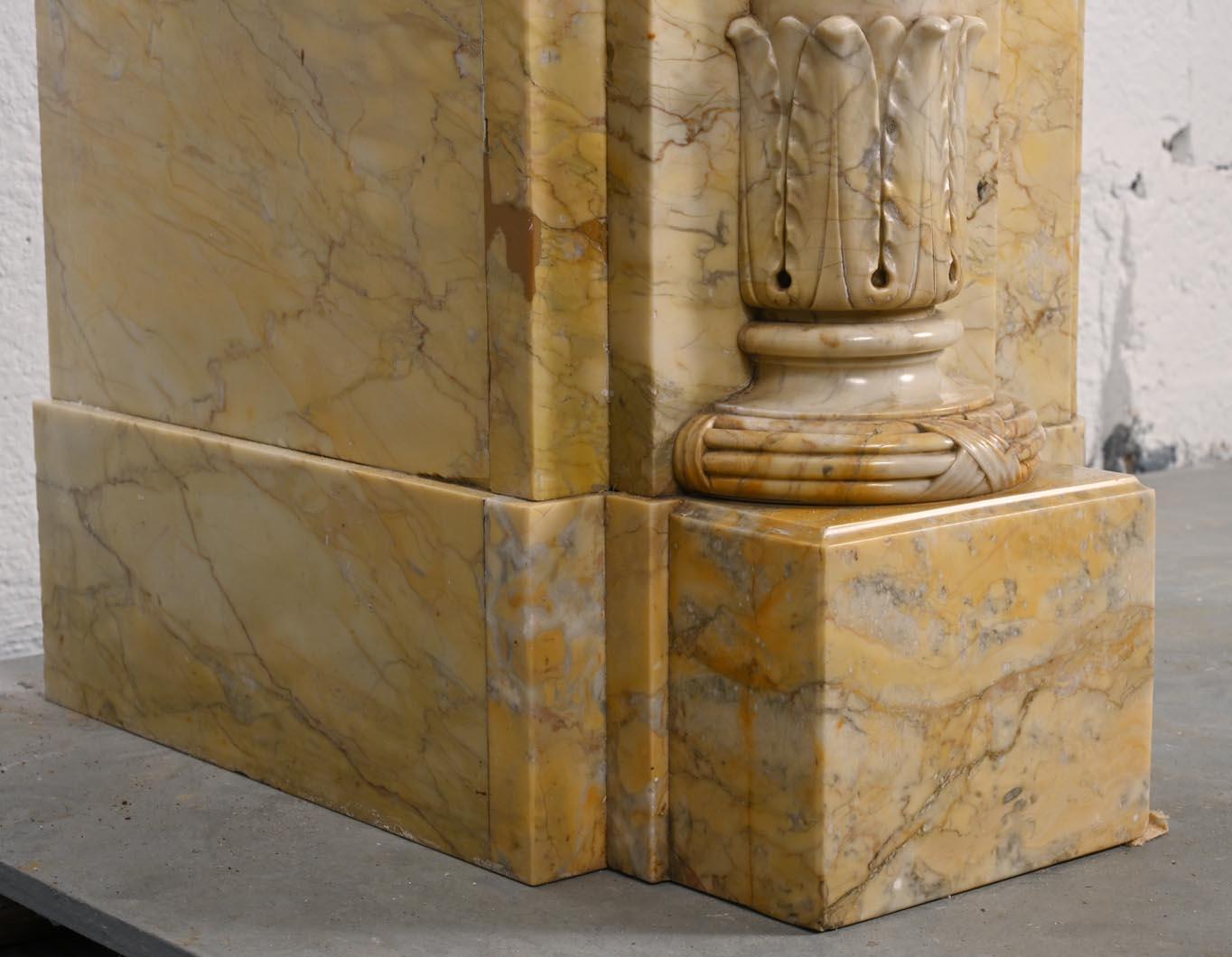 Marbre Grande cheminée de style Louis XVI en marbre jaune de Sienne en vente
