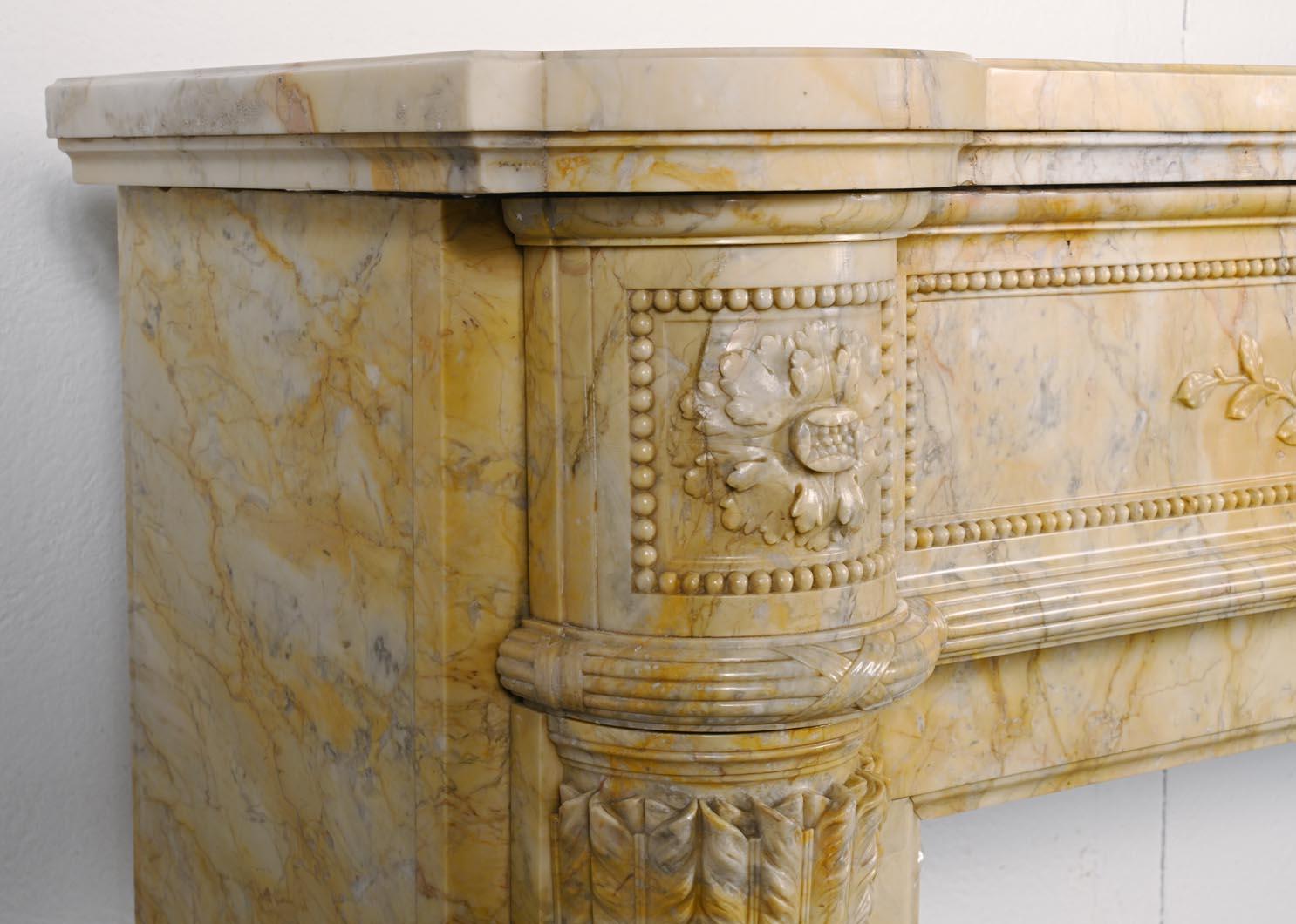 Grande cheminée de style Louis XVI en marbre jaune de Sienne en vente 1