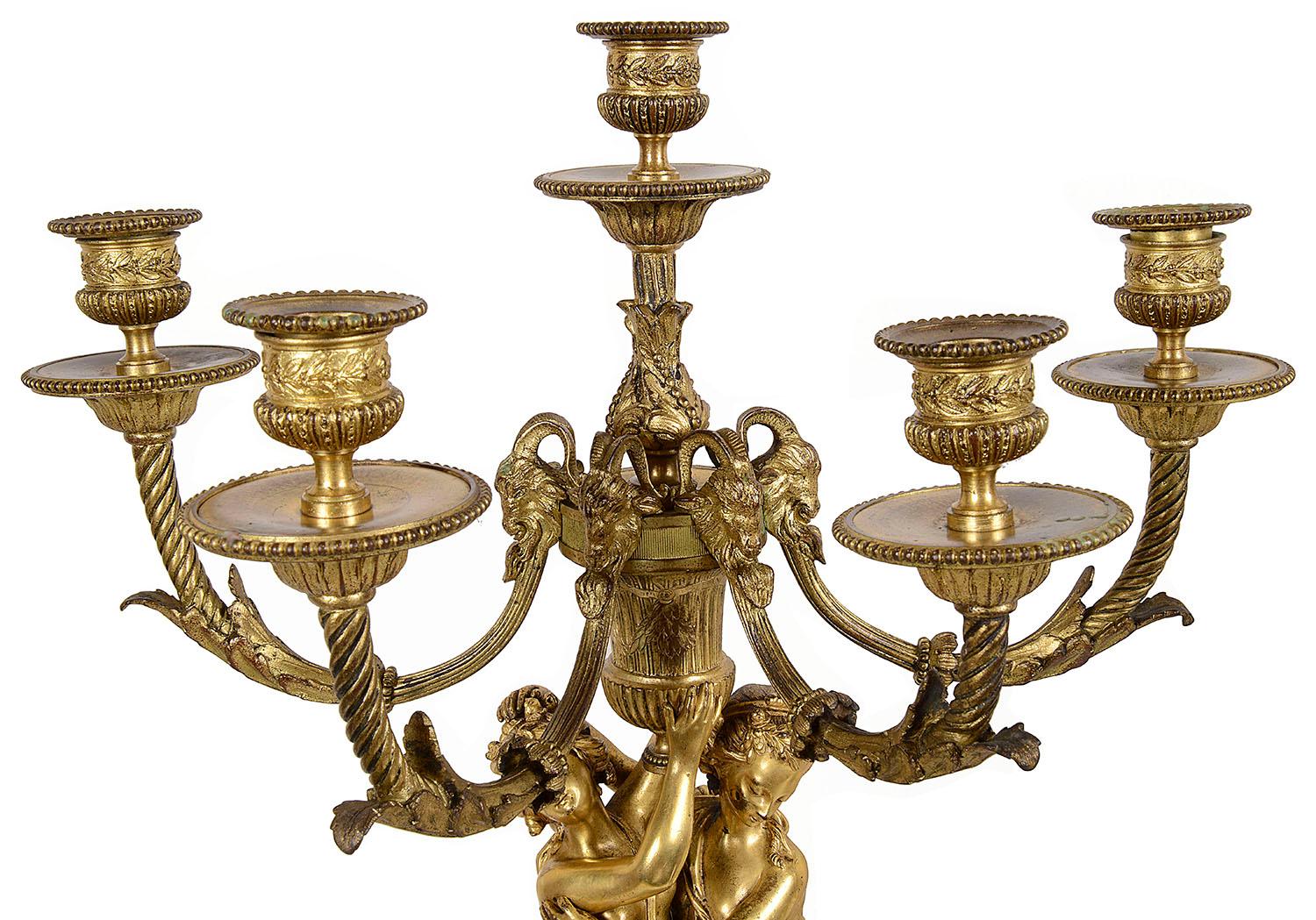 Grand ensemble d'horloges de style Louis XVI en bronze doré et marbre en vente 4