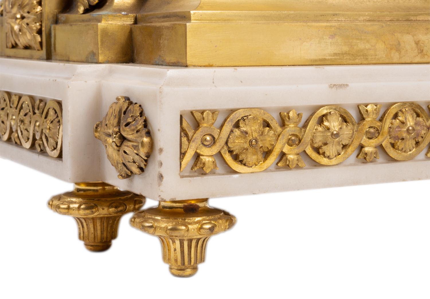Grande pendule de cheminée en bronze doré de style Louis XVI, 19e siècle en vente 3