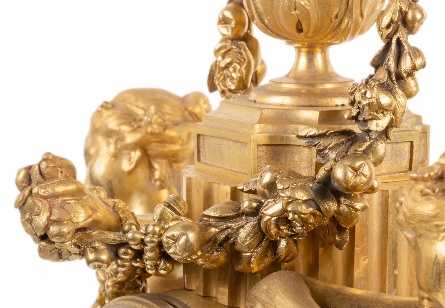 Grande pendule de cheminée en bronze doré de style Louis XVI, 19e siècle en vente 4