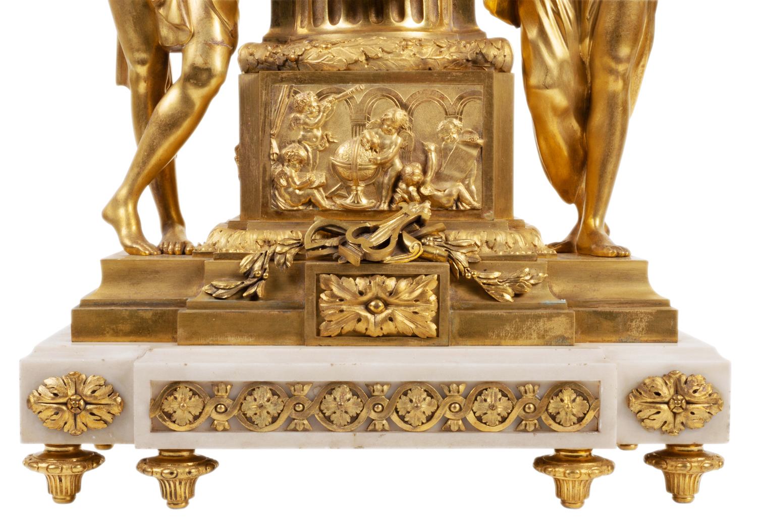 Français Grande pendule de cheminée en bronze doré de style Louis XVI, 19e siècle en vente