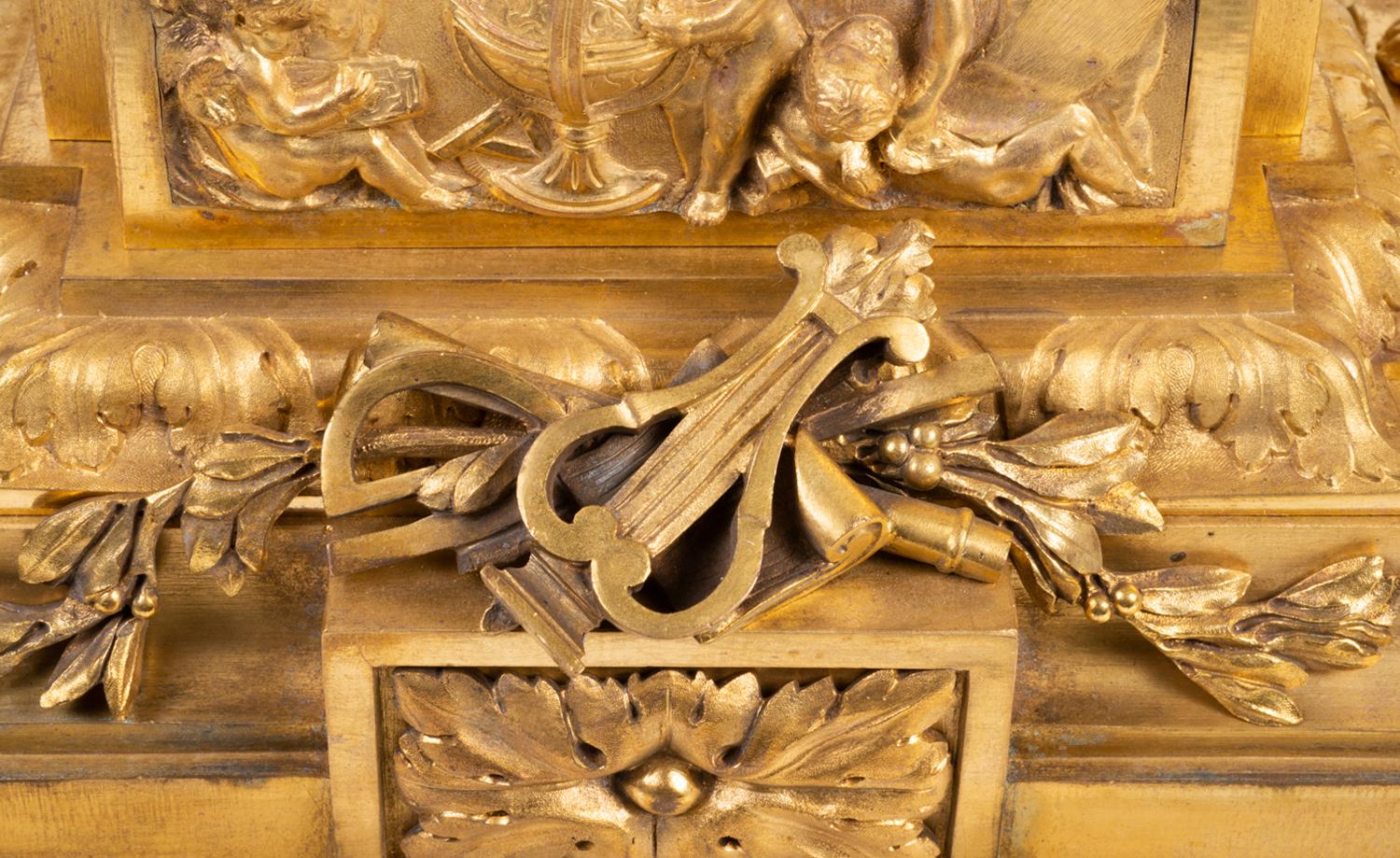 Große Goldbronze-Kaminuhr im Louis-XVI.-Stil, 19. Jahrhundert im Angebot 2