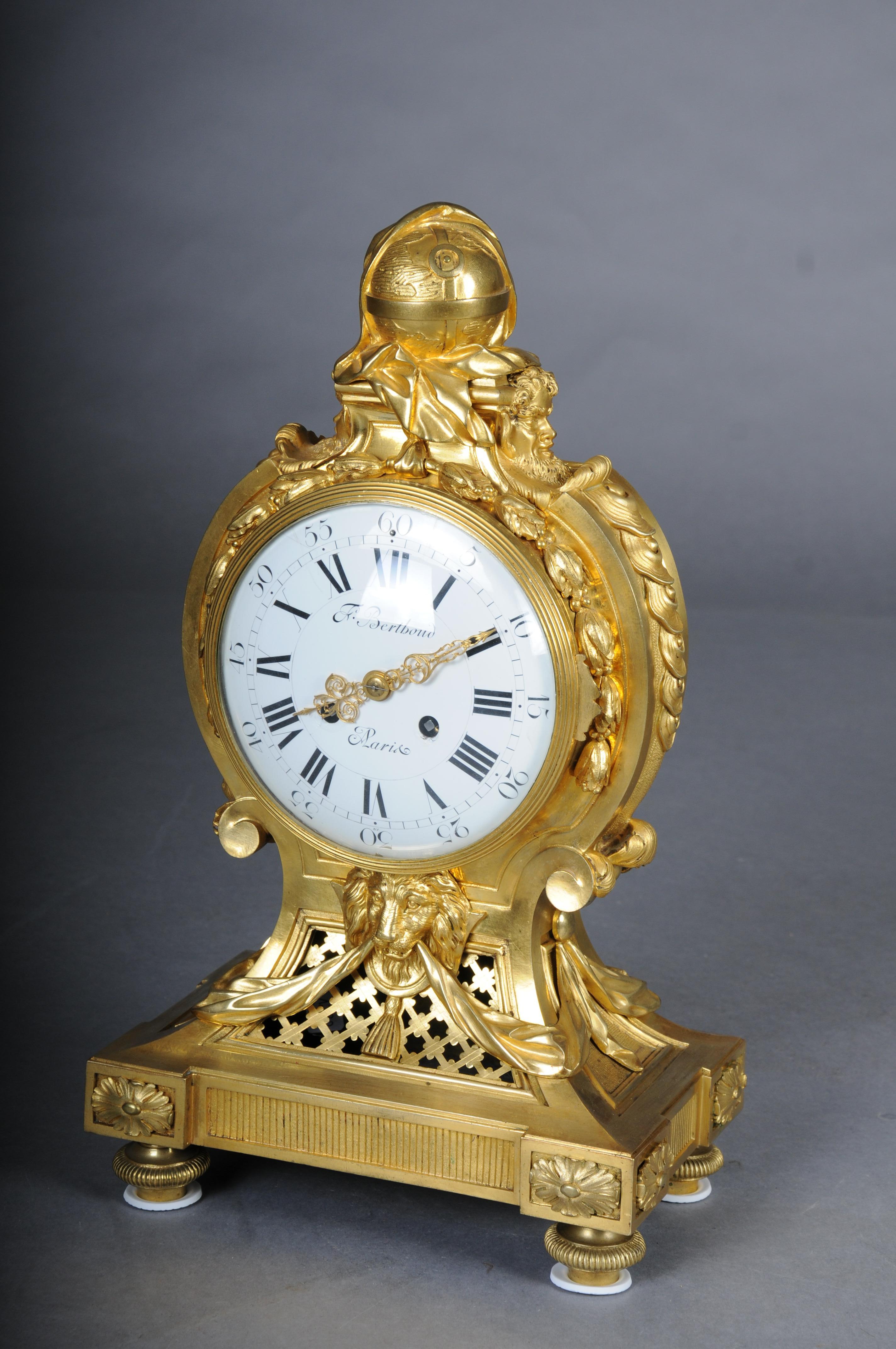 Large Louis XVI-style pendulum clock Paris, late 19th century In Good Condition For Sale In Berlin, DE