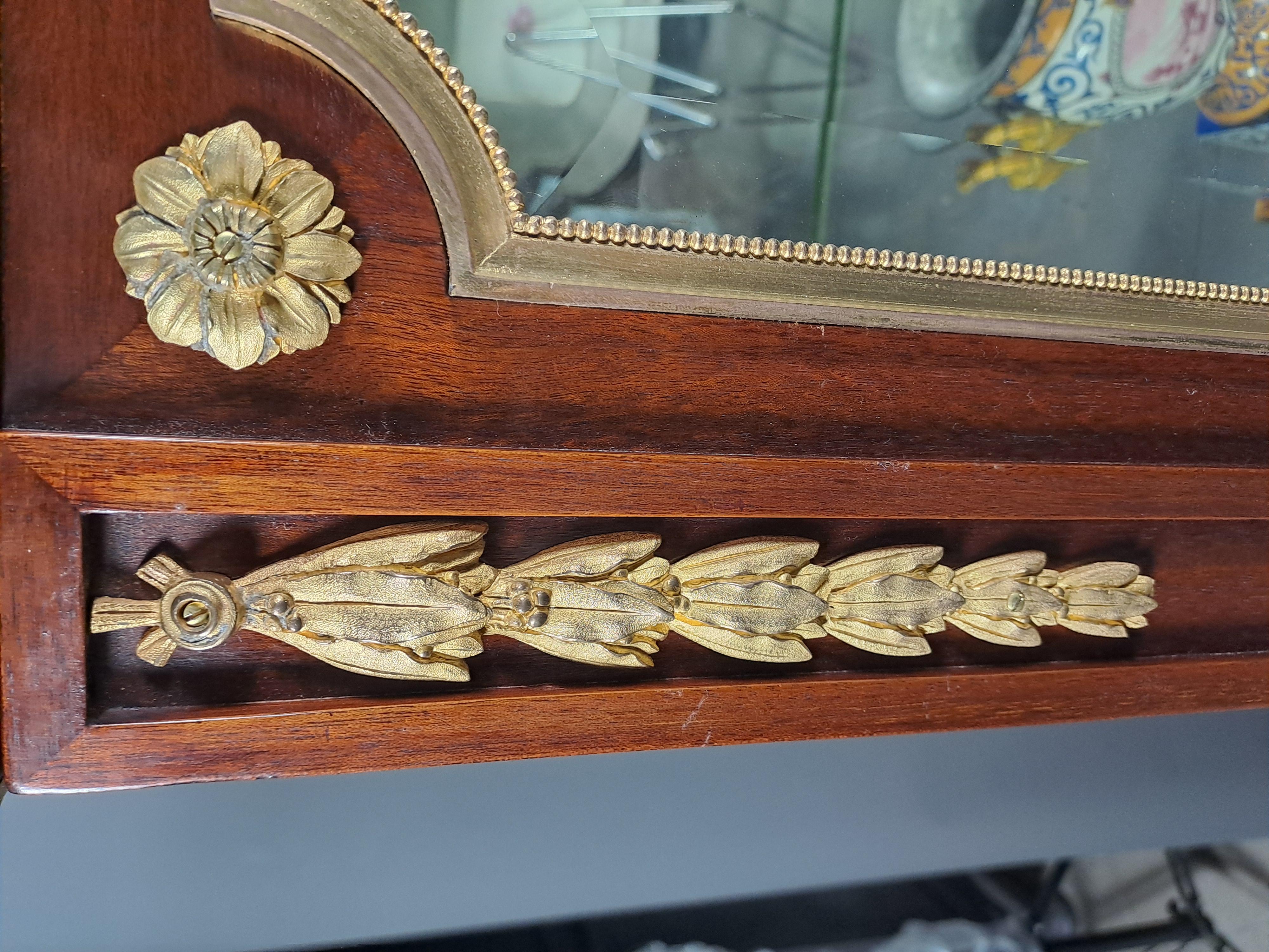 Grande vitrine de style Louis XVI en vente 4