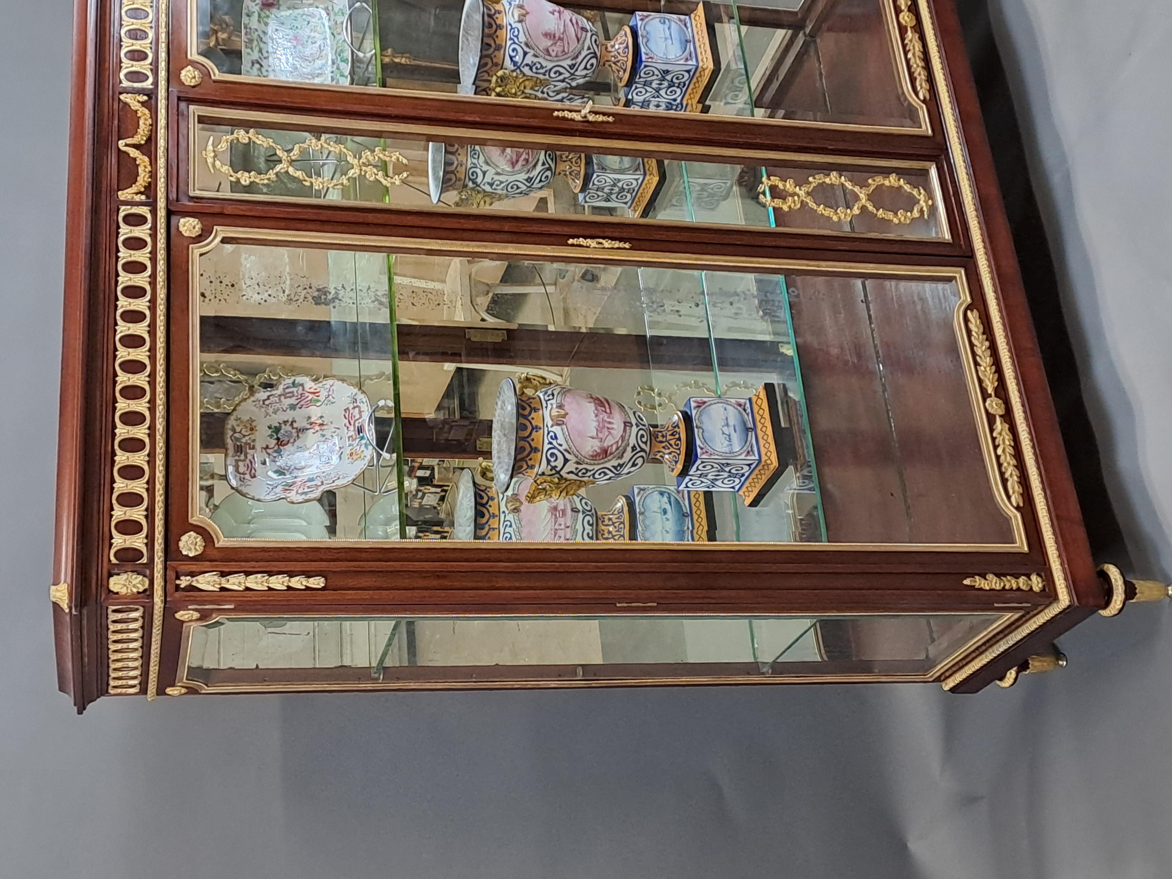 Grande vitrine de style Louis XVI en vente 5