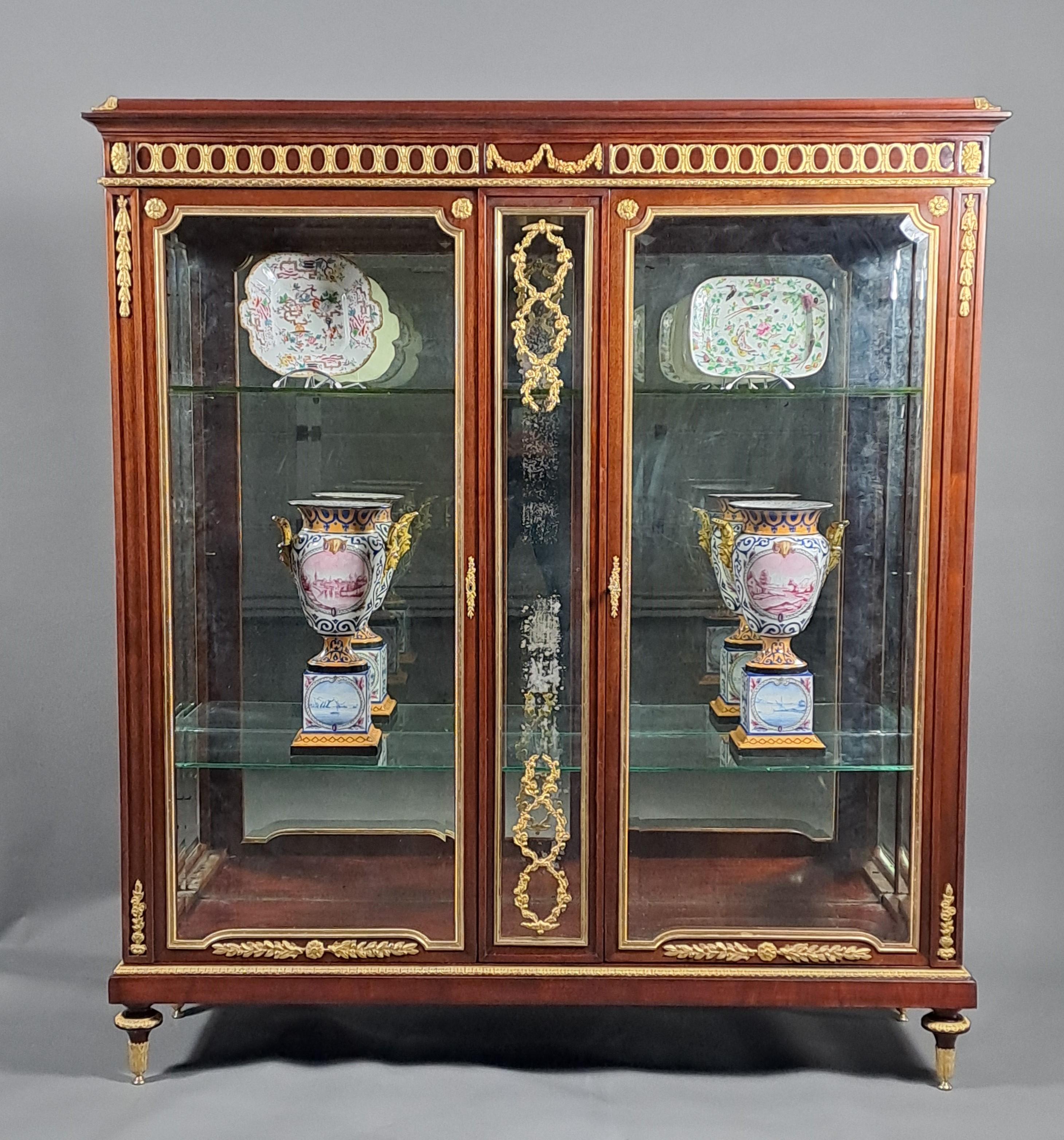 Doré Grande vitrine de style Louis XVI en vente