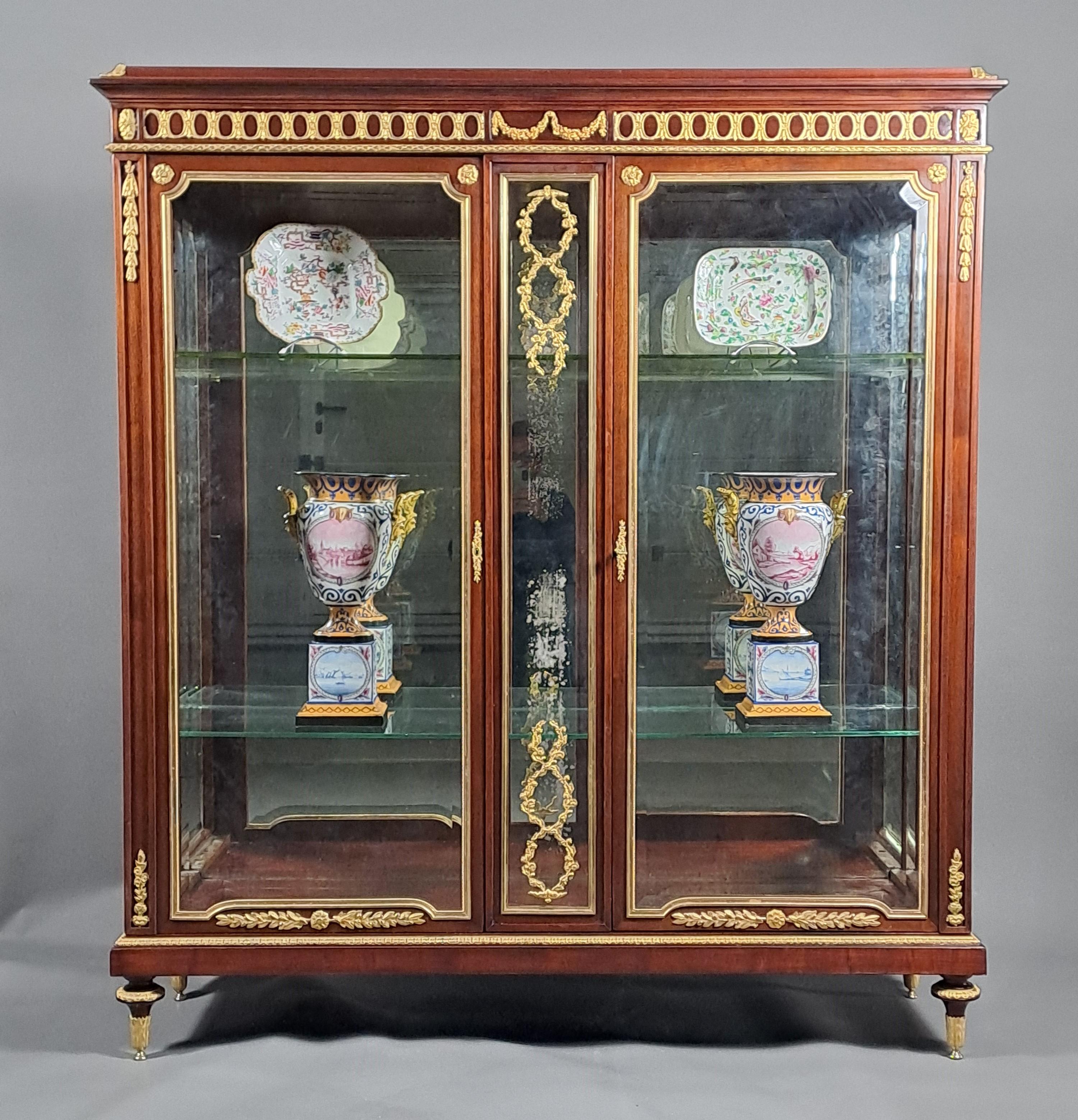 Large Louis XVI Style Showcase In Good Condition For Sale In BARSAC, FR