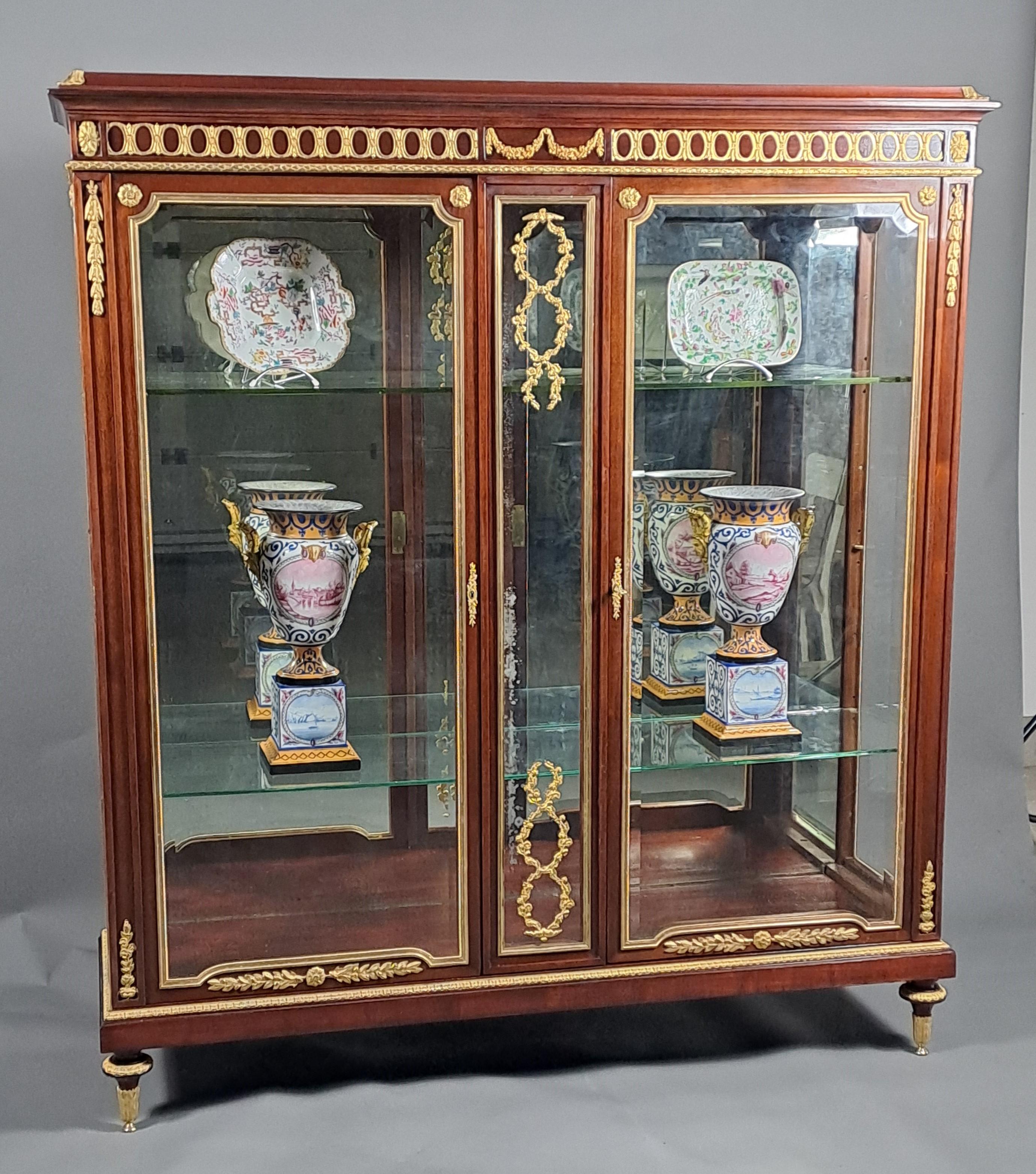 XIXe siècle Grande vitrine de style Louis XVI en vente