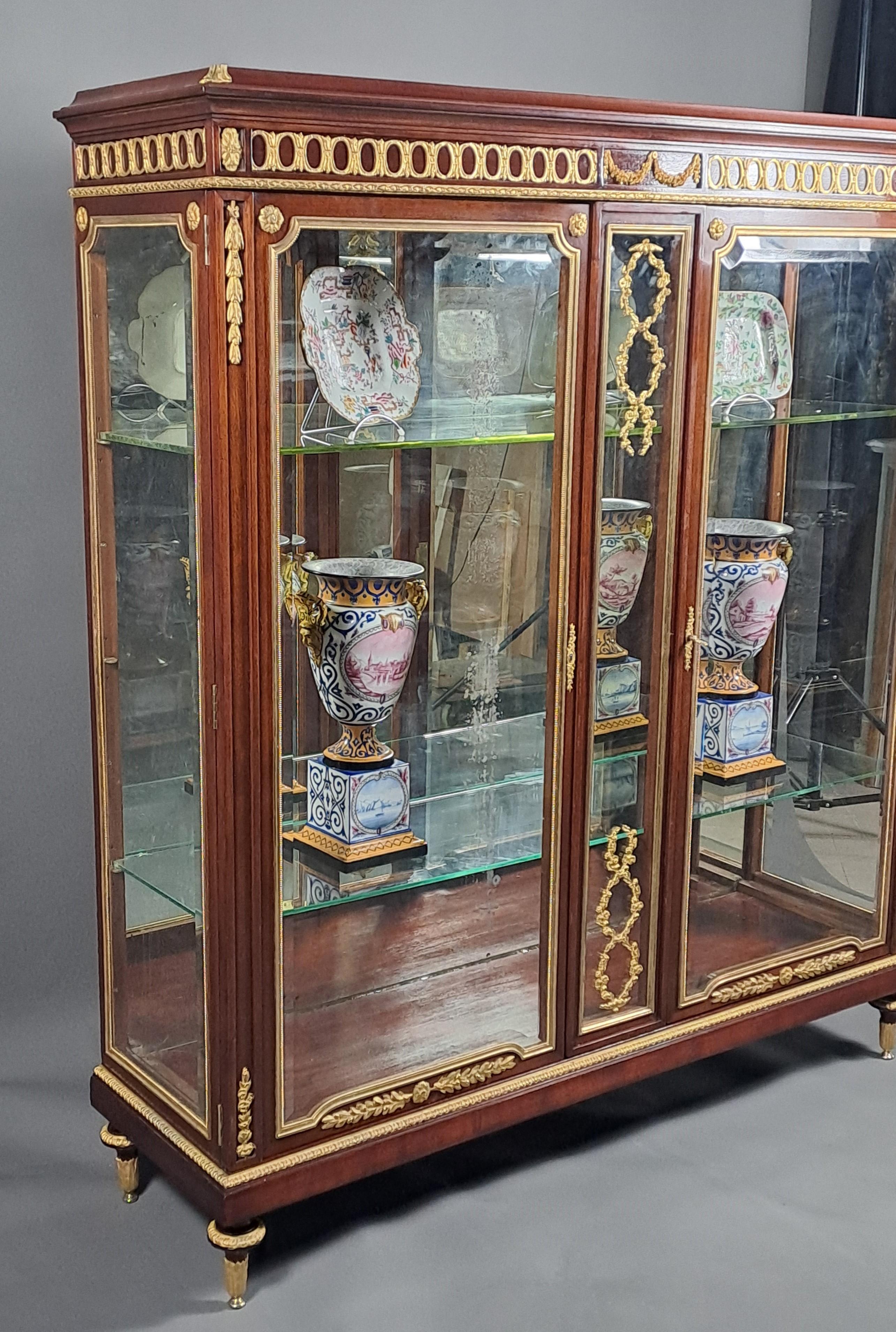 Bronze Grande vitrine de style Louis XVI en vente