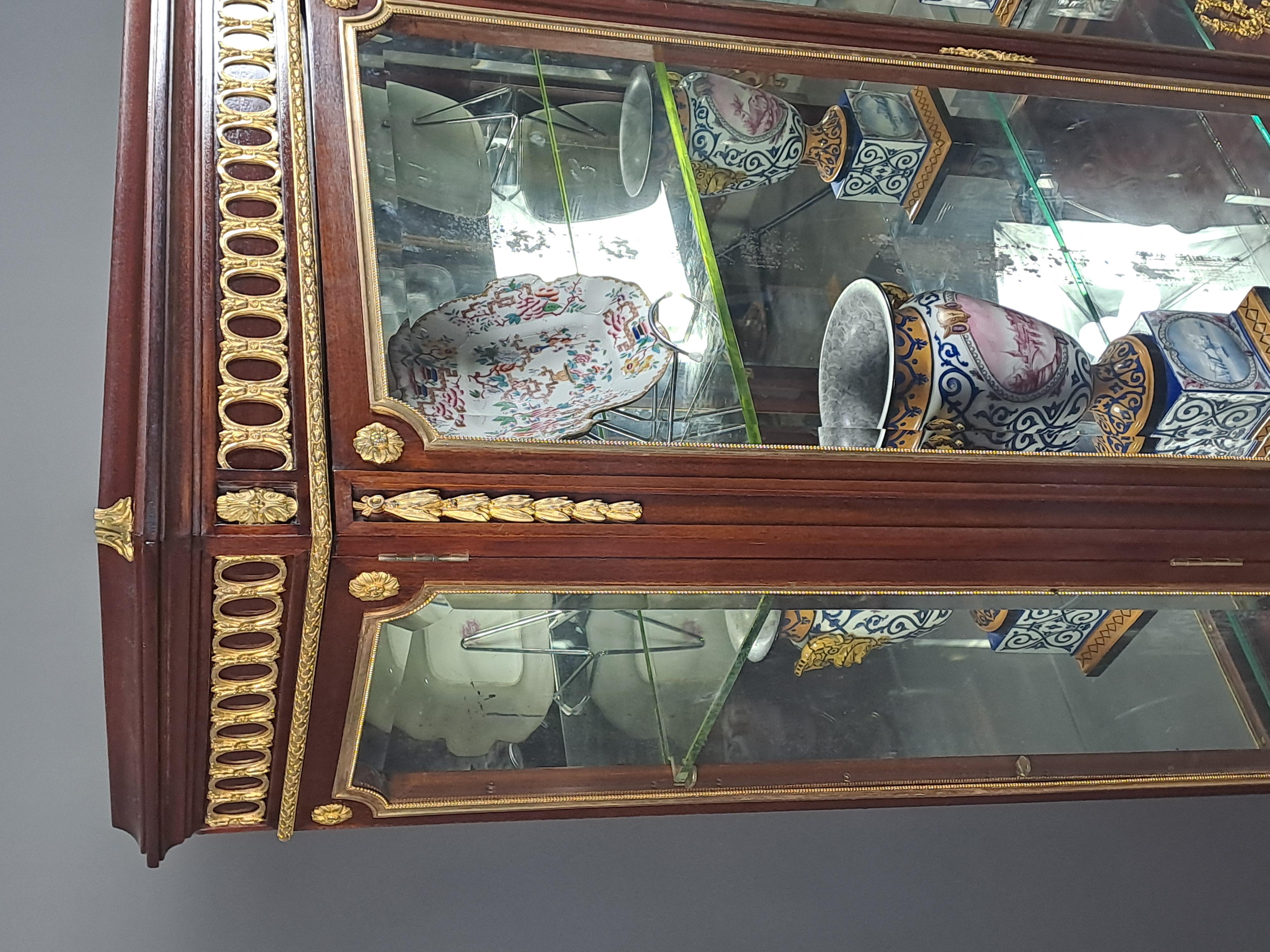 Grande vitrine de style Louis XVI en vente 1