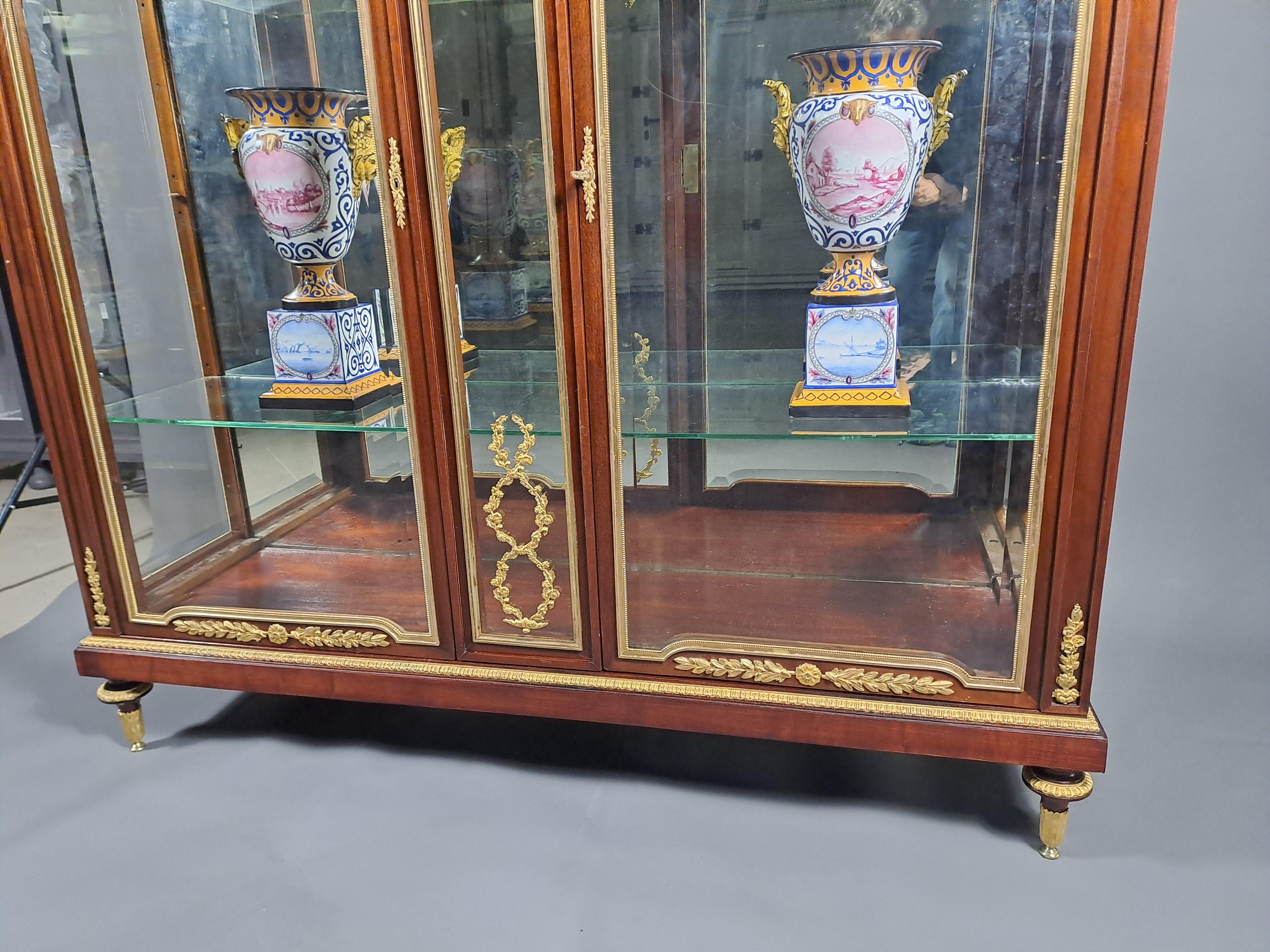 Grande vitrine de style Louis XVI en vente 2