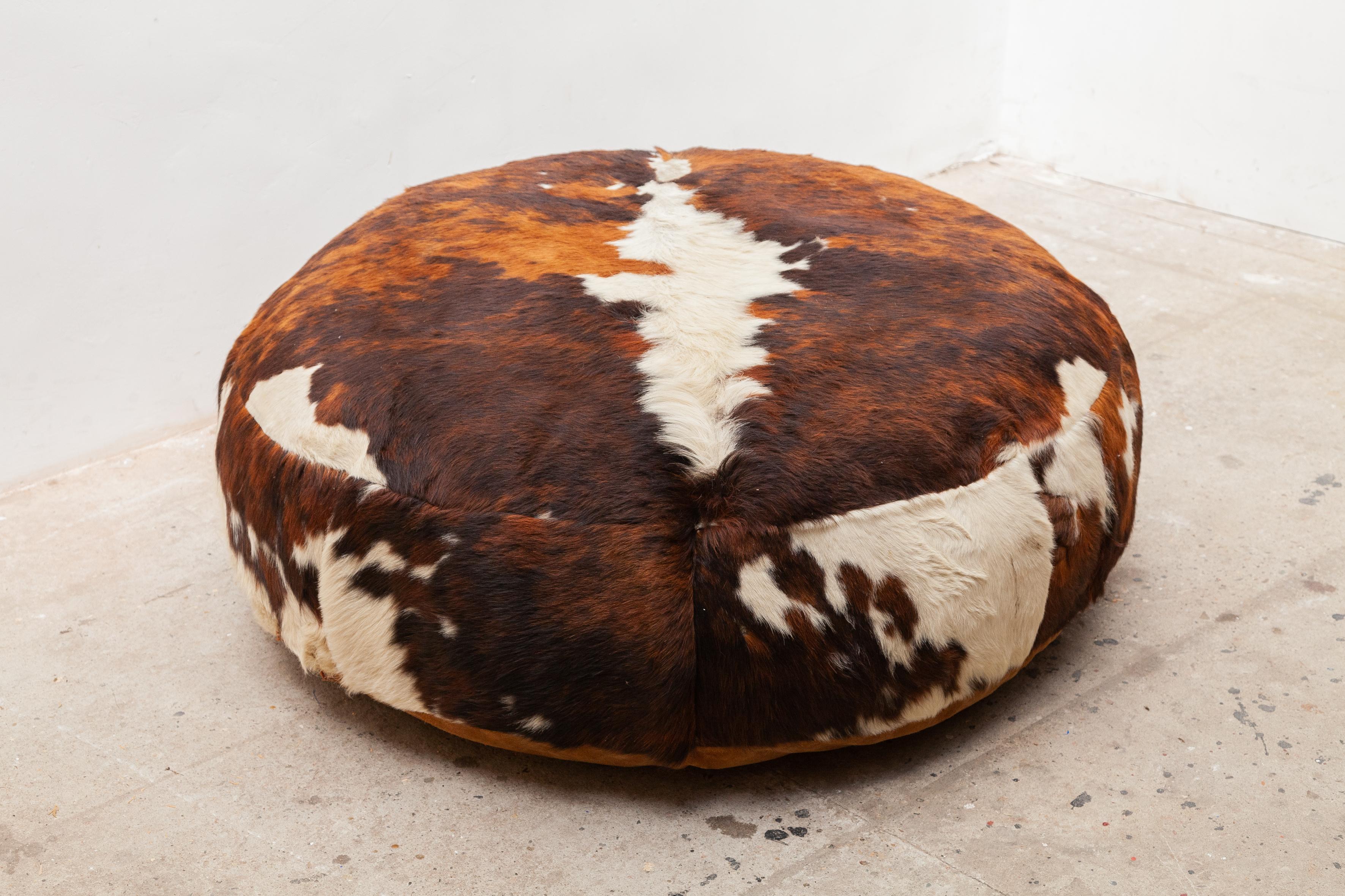 Vintage pouf with a cuddly factor extra large relax pouf. Great to complement a seating area. The pouf is in a very good condition with some signs of age and use. Measure: Diameter 110 cm.