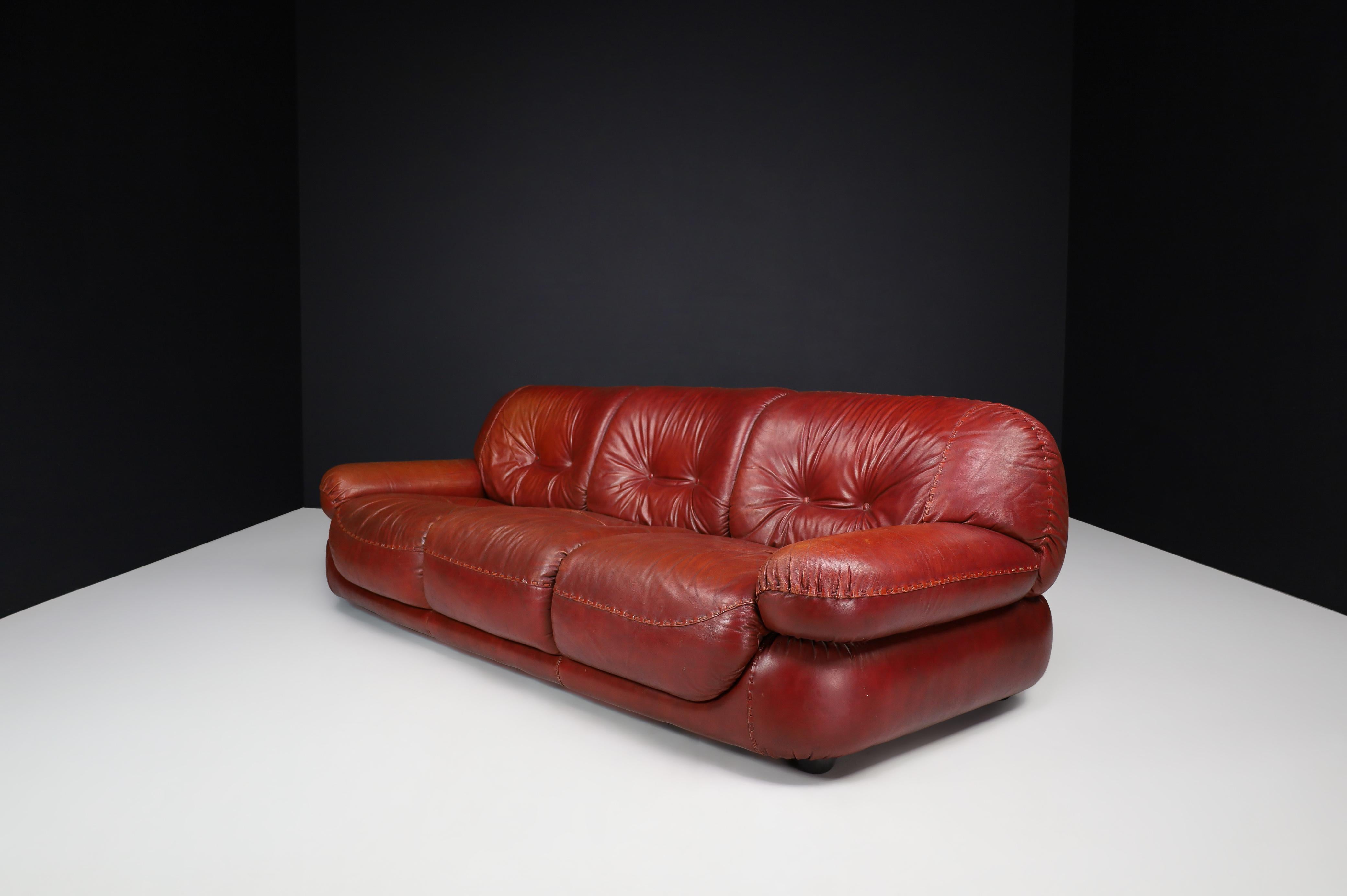 Large lounge sofa in bordeaux red Leather by Sapporo for Mobil Girgi, Italy 1970

A large lounge sofa in leather by Sapporo for Mobil Girgi, Italy, in the 1970s. A large, fluffy, stylish lounge sofa that feature round lines and shapes invite you