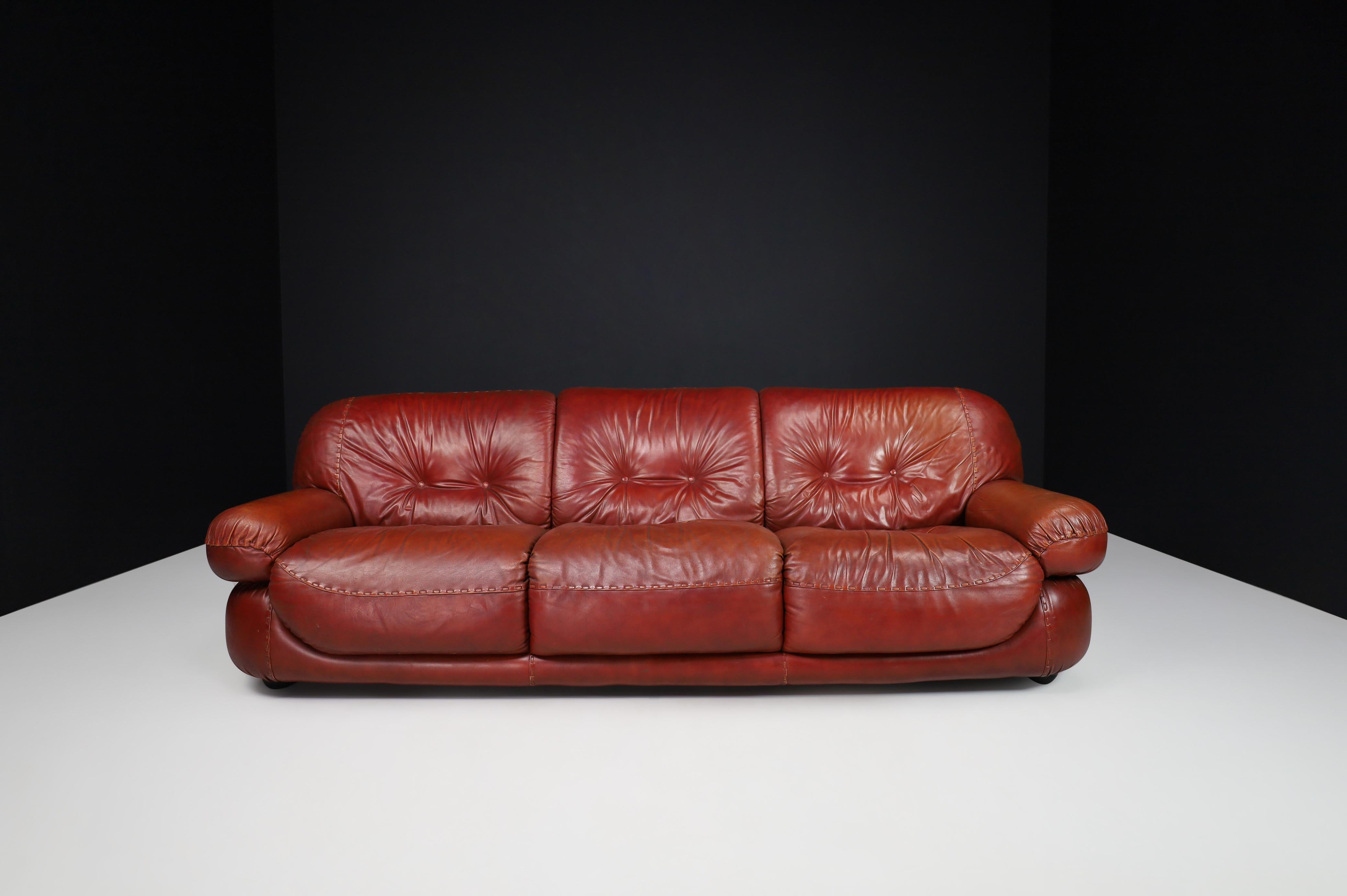 Mid-Century Modern Large Lounge Sofa in Bordeaux Leather by Sapporo for Mobil Girgi, Italy, 1970 For Sale