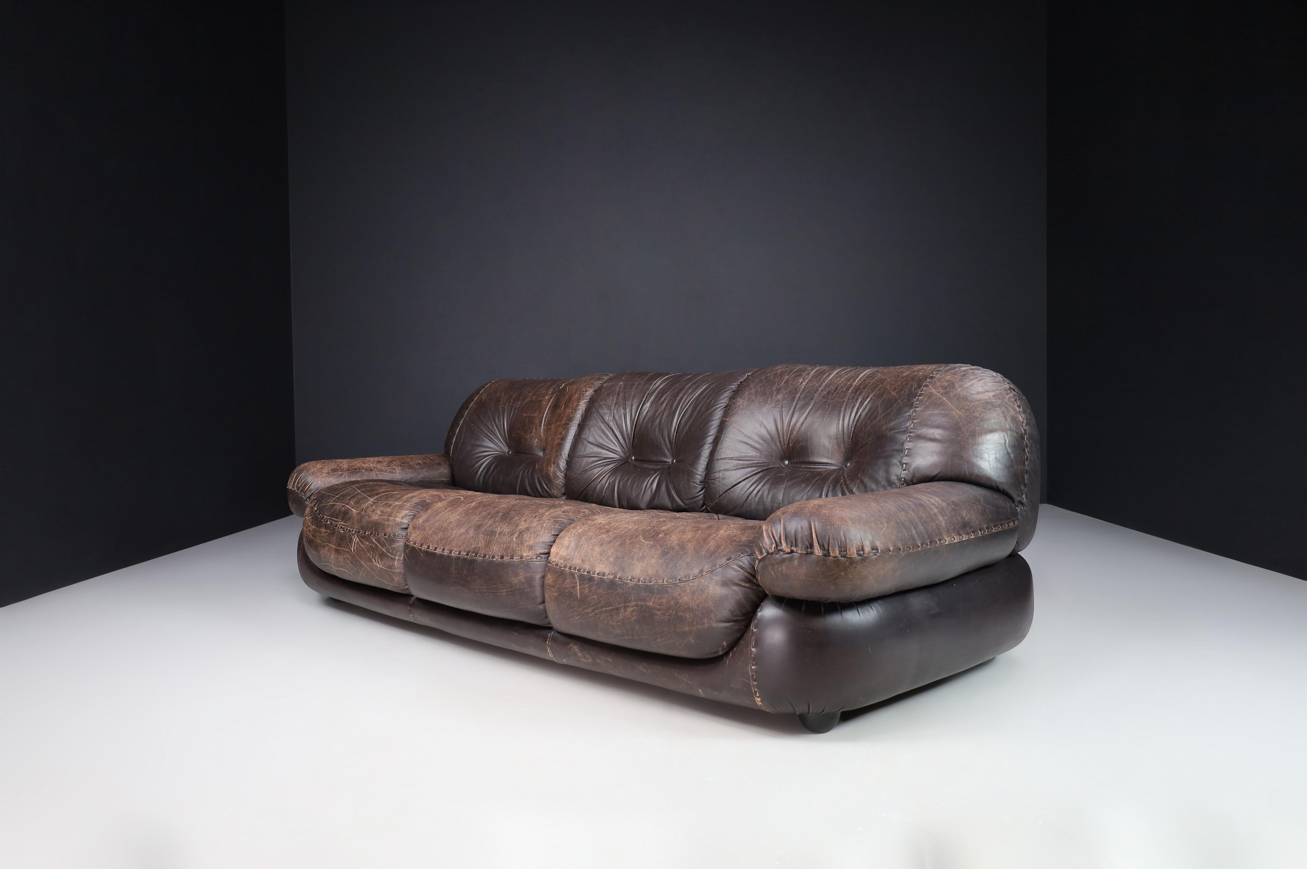 Large Lounge Sofa in Patinated Brown Leather by Sapporo for Mobil Girgi, Italy 1970

A large lounge sofa in leather by Sapporo for Mobil Girgi, Italy, in the 1970s. A large, fluffy, stylish lounge sofa that feature round lines and shapes invite