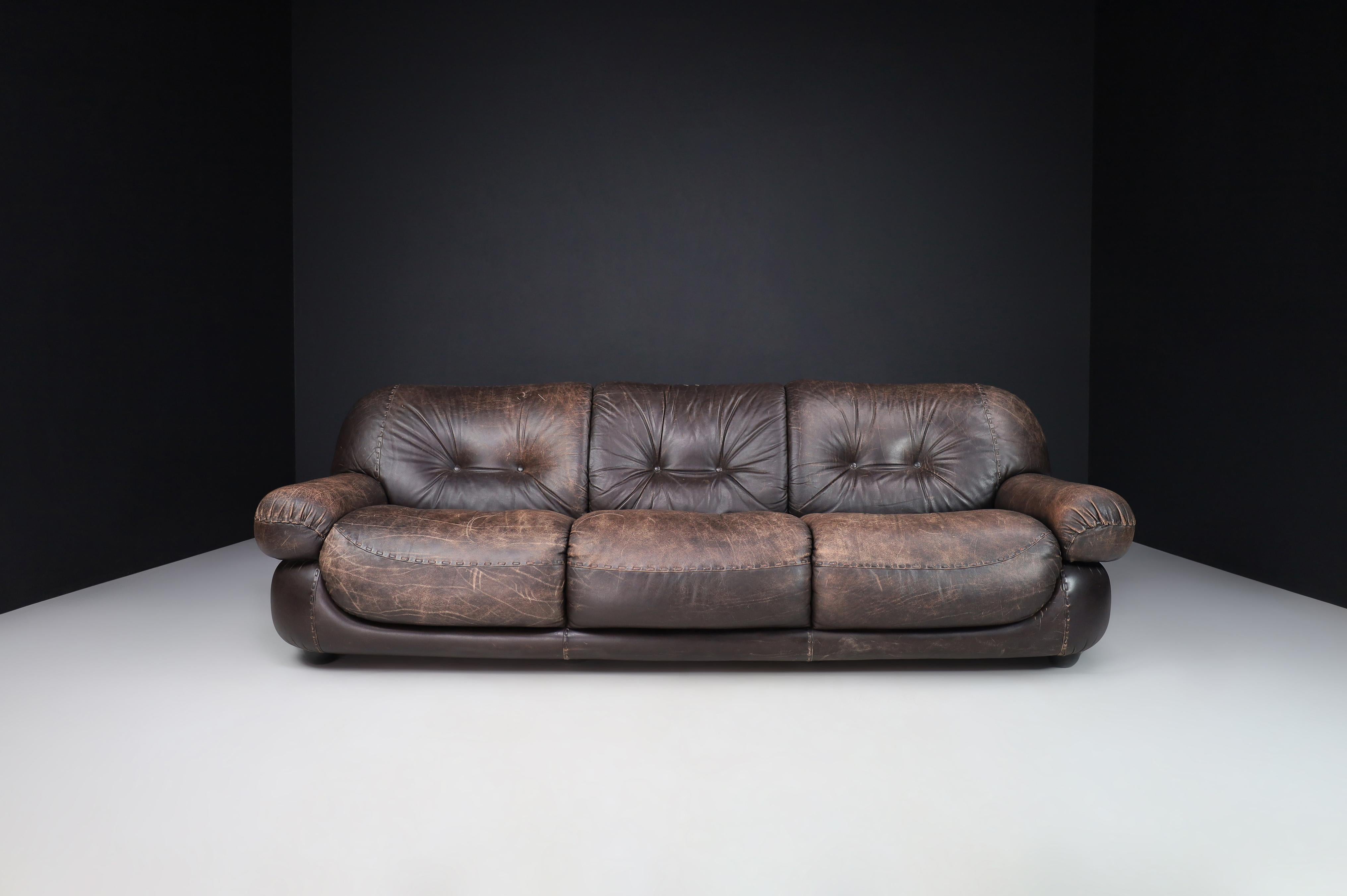 Mid-Century Modern Large Lounge Sofa in Brown Leather by Sapporo for Mobil Girgi, Italy, 1970 For Sale