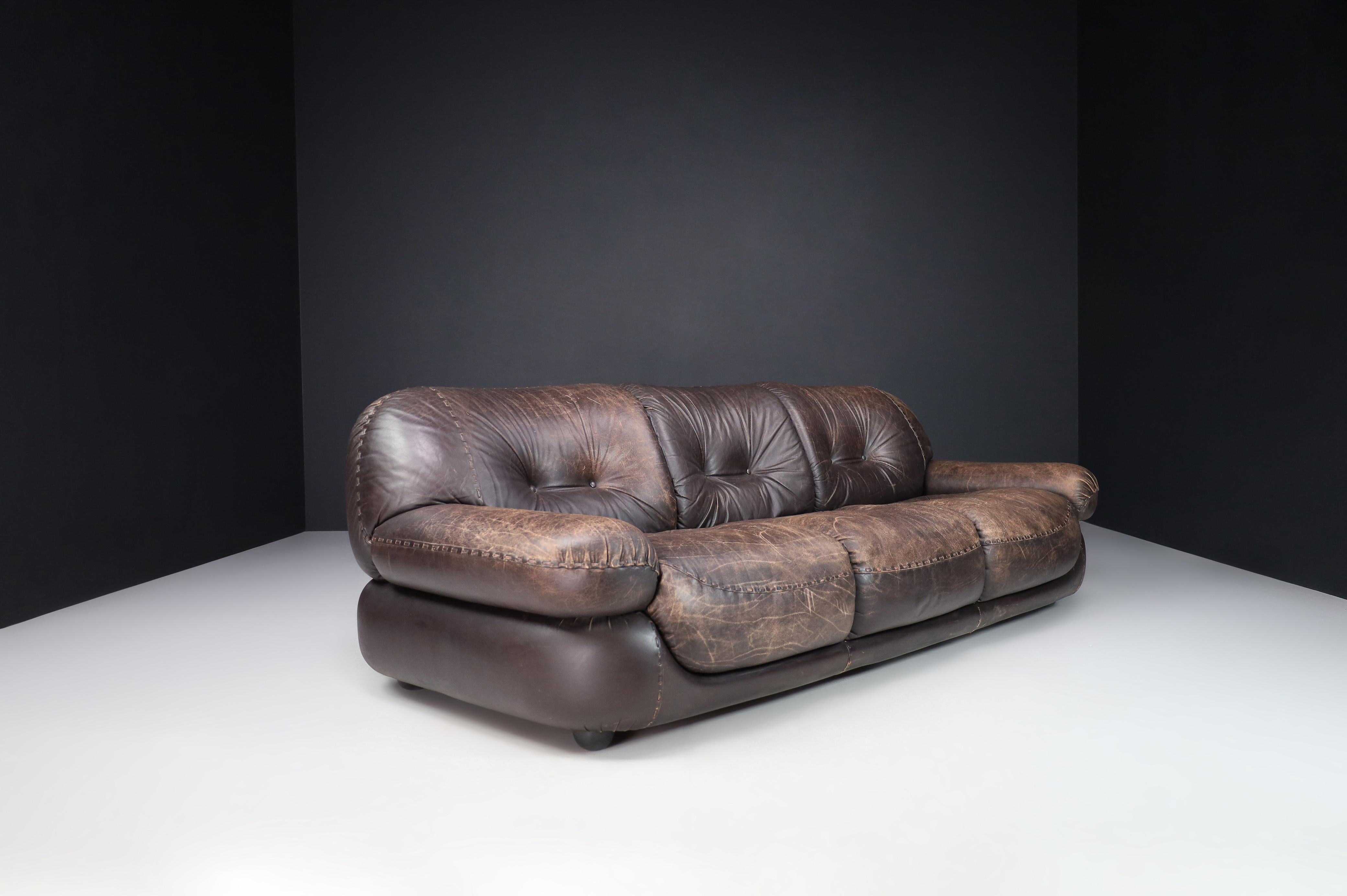 Italian Large Lounge Sofa in Brown Leather by Sapporo for Mobil Girgi, Italy, 1970 For Sale