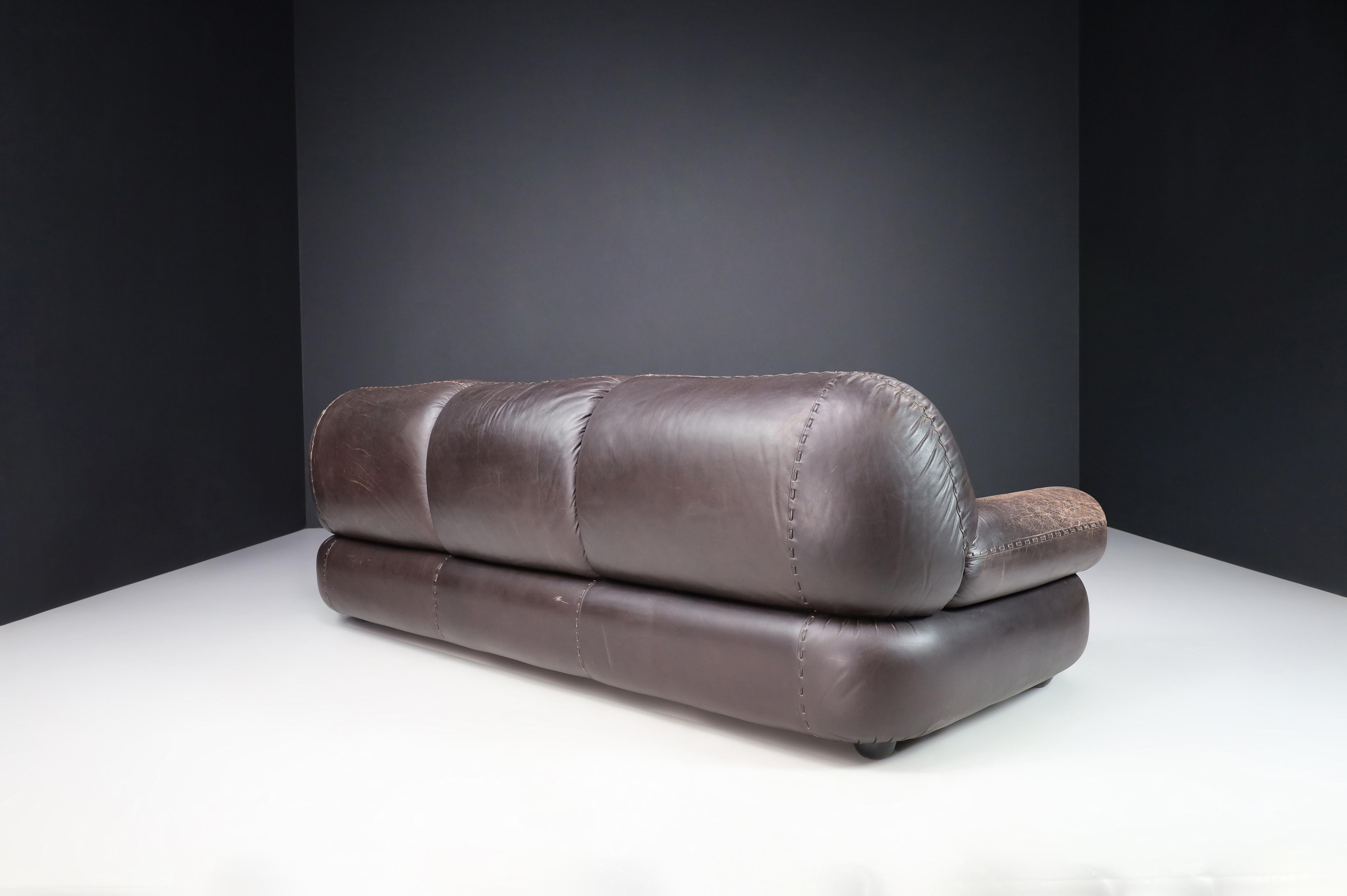 Large Lounge Sofa in Brown Leather by Sapporo for Mobil Girgi, Italy, 1970 In Good Condition For Sale In Almelo, NL