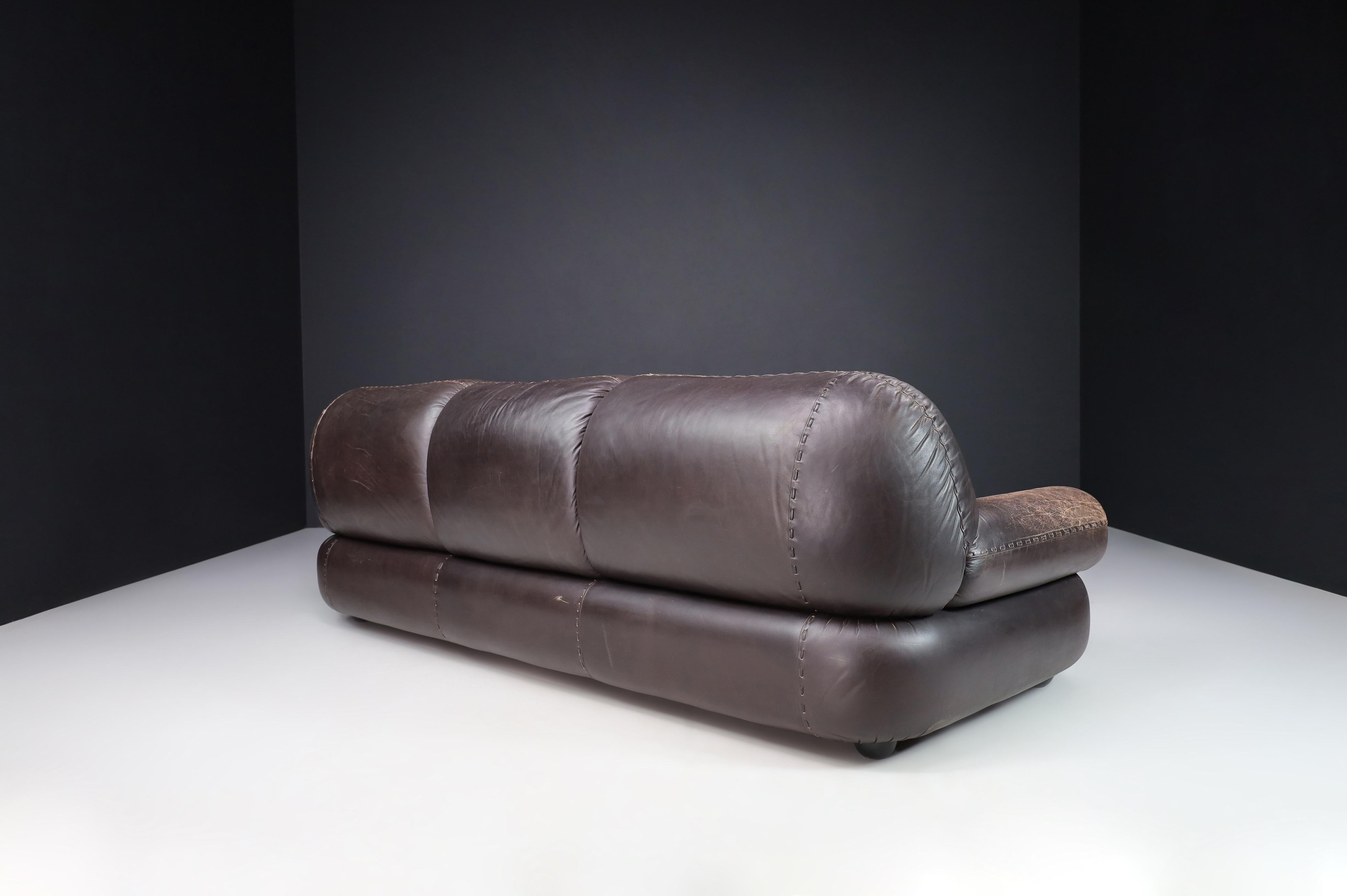 20th Century Large Lounge Sofa in Brown Leather by Sapporo for Mobil Girgi, Italy, 1970 For Sale