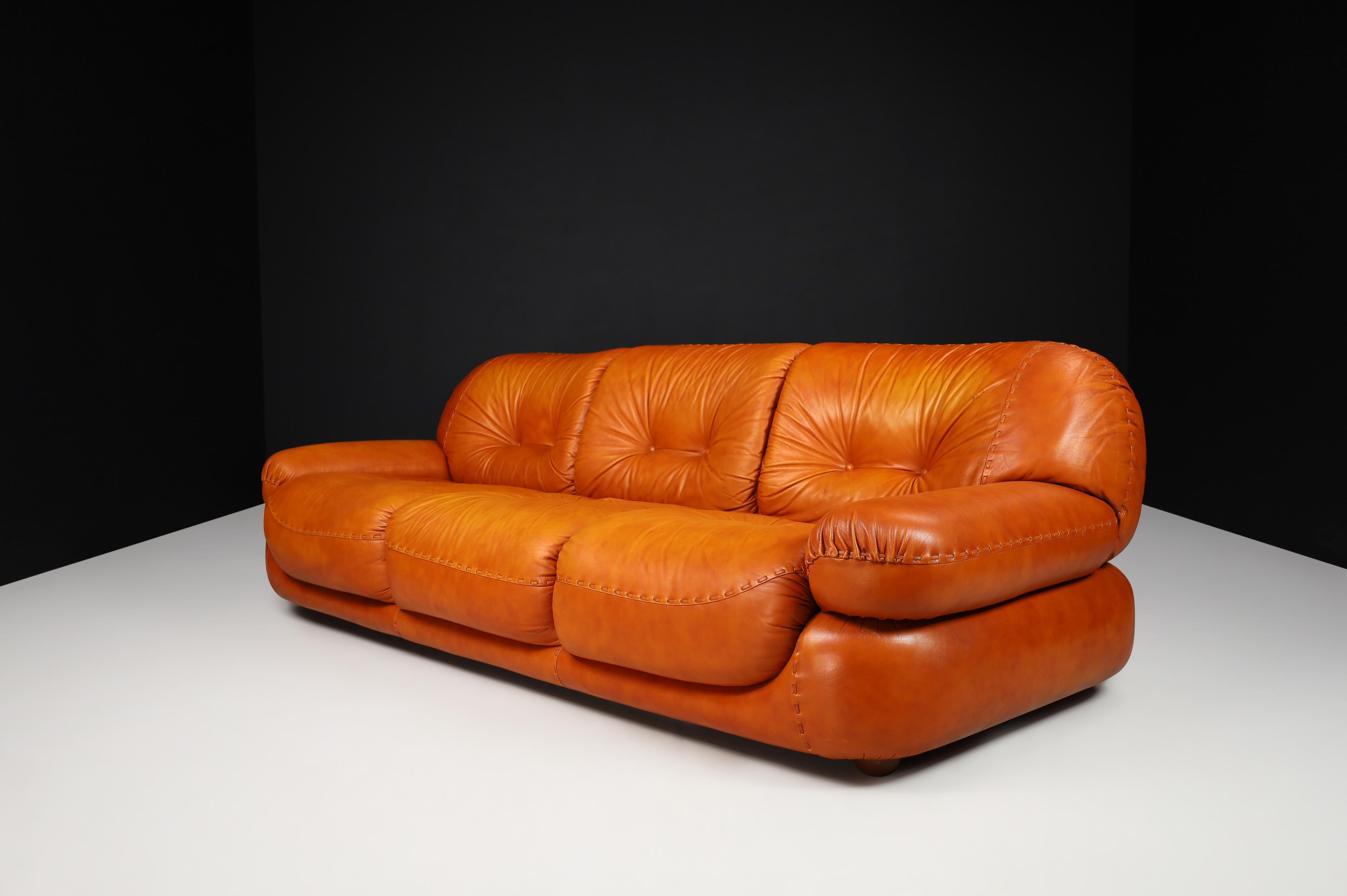 Large lounge sofa in cognac Leather by Sapporo for Mobil Girgi, Italy 1970.

A large lounge sofa in leather by Sapporo for Mobil Girgi, Italy, in the 1970s. A large, fluffy, stylish lounge sofa that feature round lines and shapes invite you to