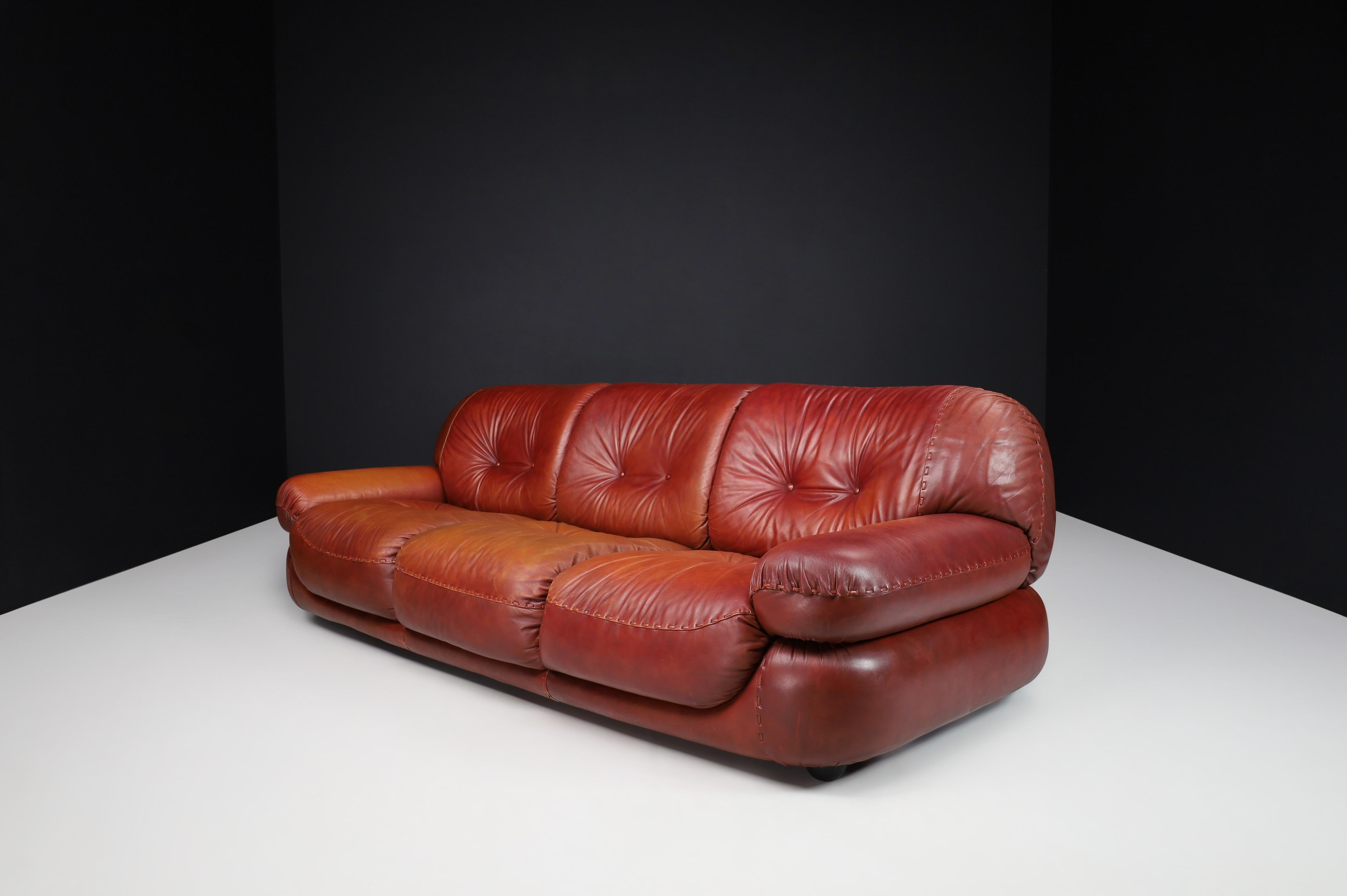 Großes Lounge-Sofa aus patiniertem Ziegelleder von Sapporo für Mobil Girgi, Italien 1970

Ein großes Loungesofa aus Leder von Sapporo für Mobil Girgi, Italien, aus den 1970er Jahren. Ein großes, flauschiges, stilvolles Lounge-Sofa, das mit seinen